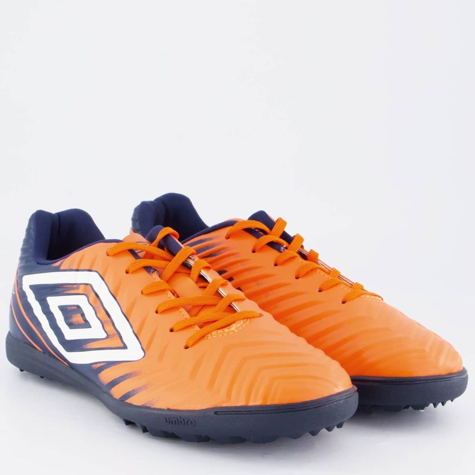 Vista 2 Chuteira Umbro Fifty V Society e Marinho Umbro laranja