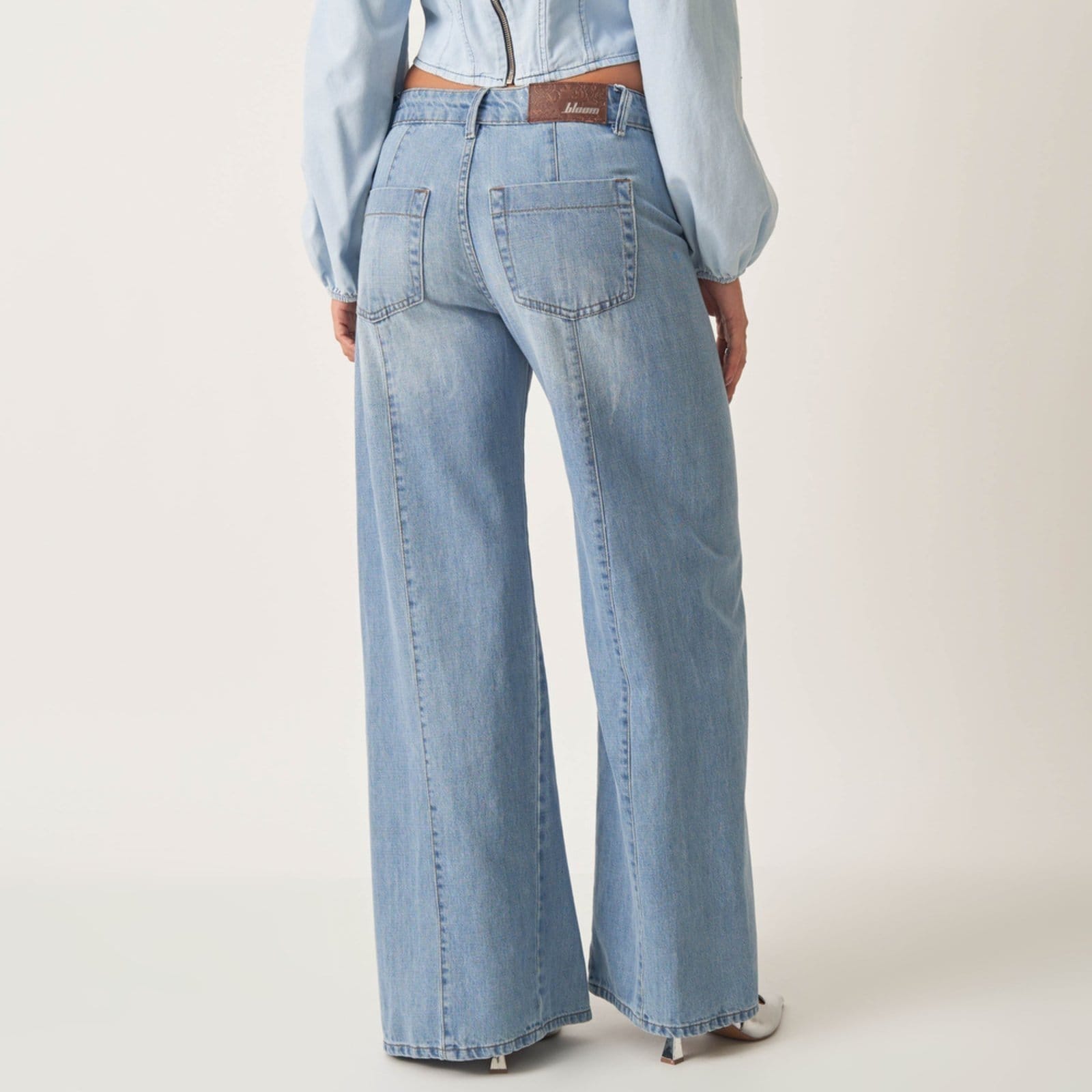 Vista 2 Calça Wide Cintura Alta Sem Costura Lateral Recortes E Botões Bloom jeans