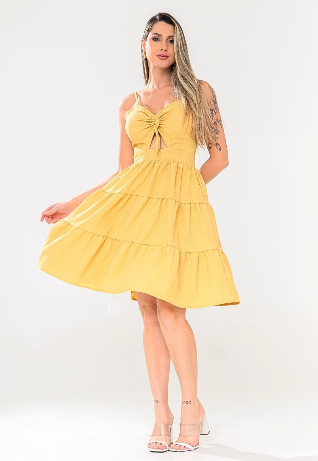 Vestido Floral Curto Decote Frontal Duna Premium Yellow Tendencia Com Babado Com Alça Com Regulador Costas Nuas Amarelo