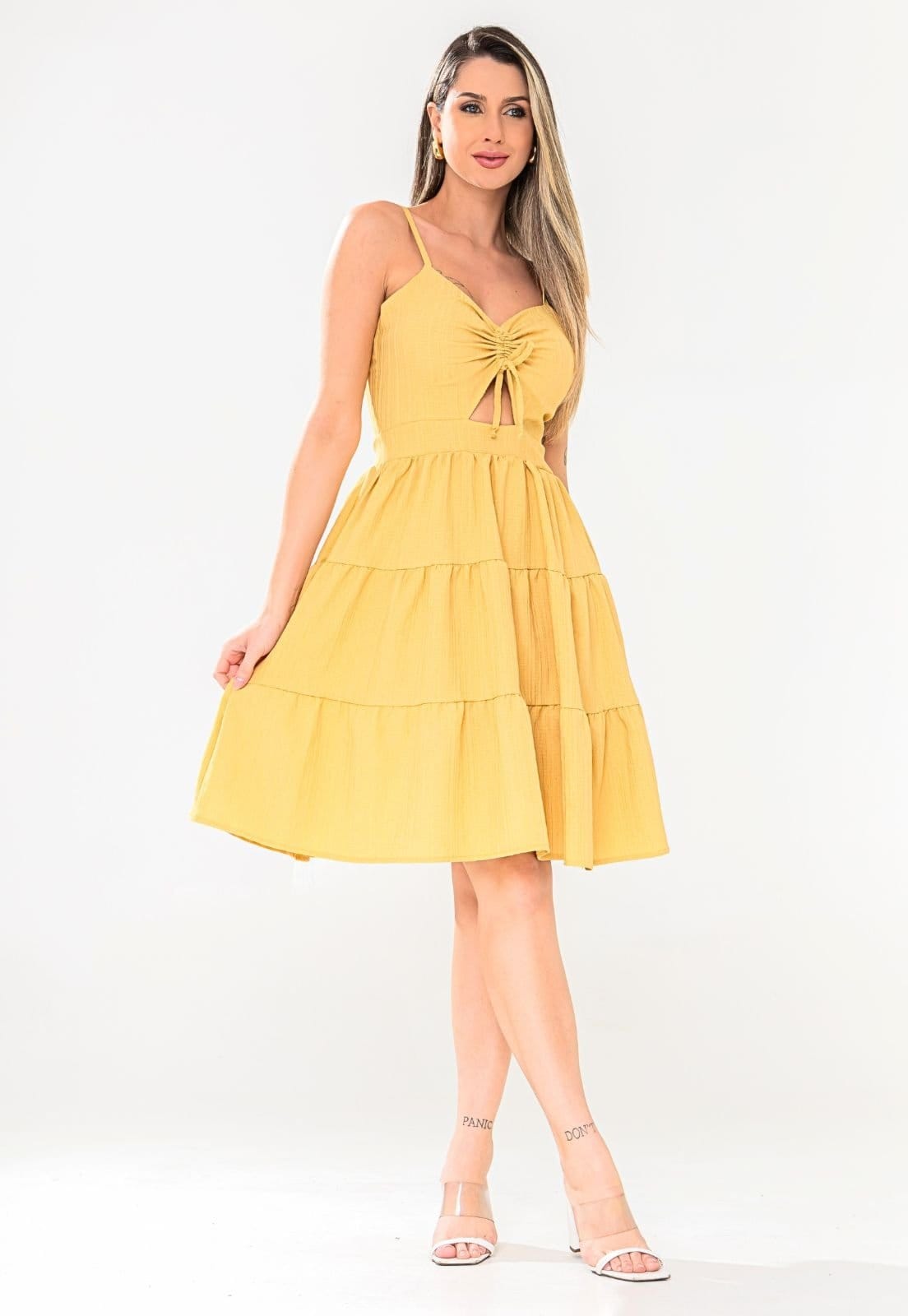 Vista 2 Vestido Floral Curto Decote Frontal Duna Premium Yellow Tendencia Com Babado Com Alça Com Regulador Costas Nuas Amarelo Docce Mulher amarelo yellow