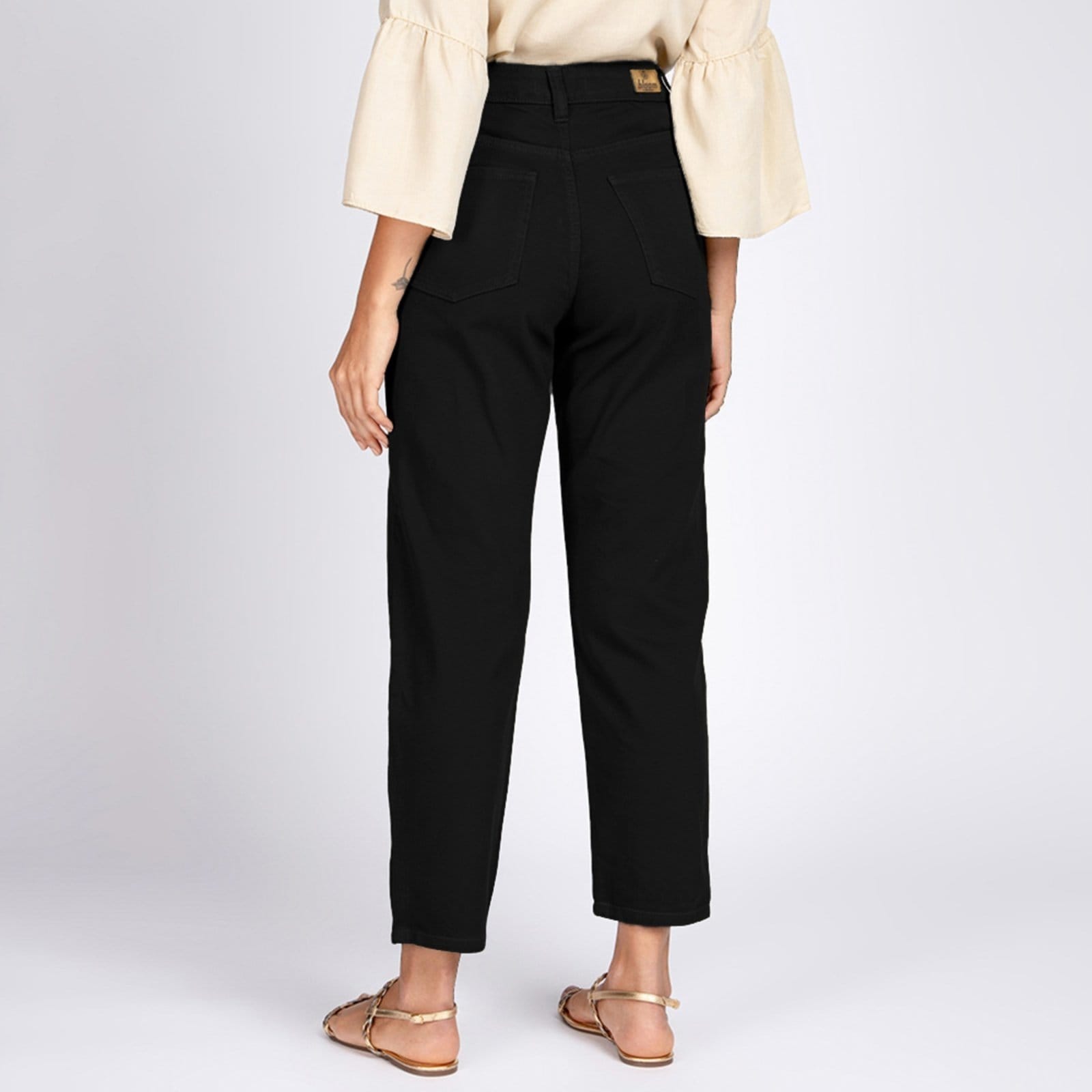 Vista 2 Calça Mom Cropped Slouch Bolso-Faca Colors Bloom preto