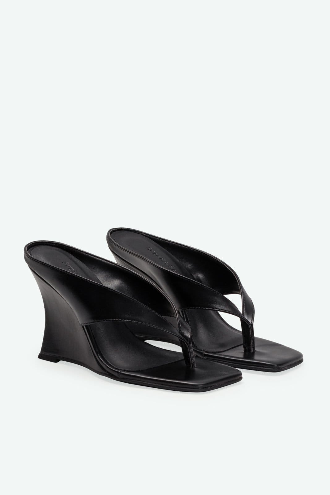 Vista 2 Tamanco Luara Suzana Santos preto