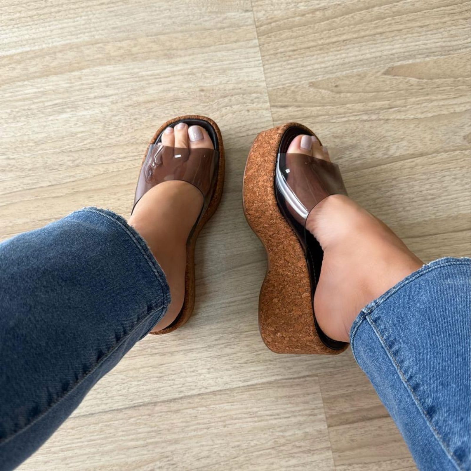 Vista 2 Emma - Tamanco Plataforma Feminino Vinil Solado Cortiça Damannu Shoes marrom