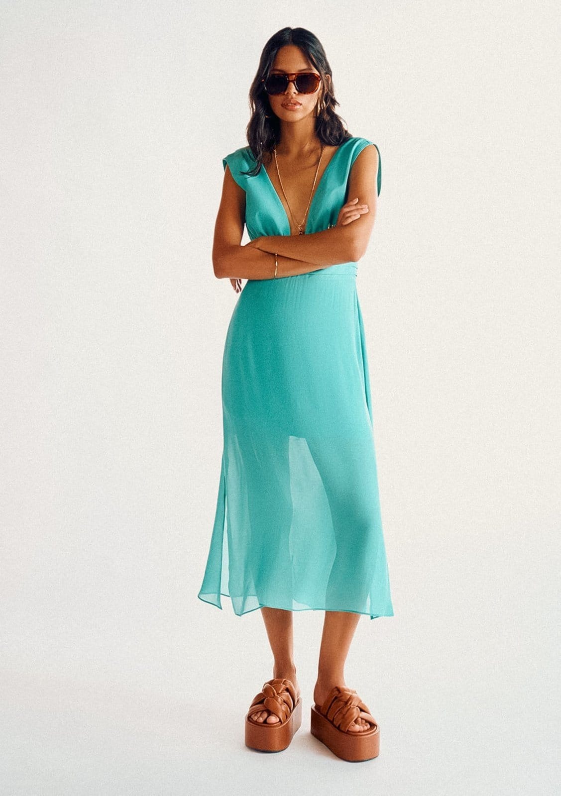 Vestido Zinco Lebôh Midi Decote Profundo Com Pregas