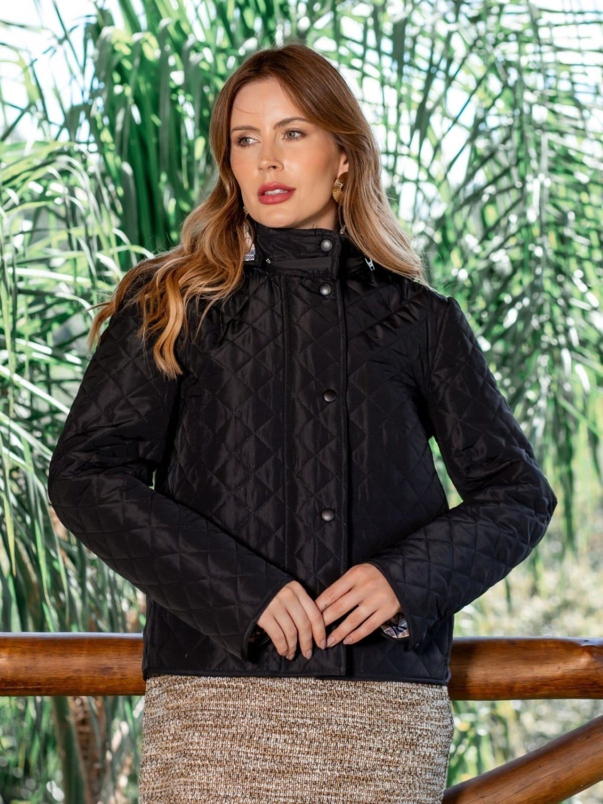 Vista 2 JAQUETA DE MATELASSÊ COM CAPUZ REMOVÍVEL ROSIE POLLEN preto