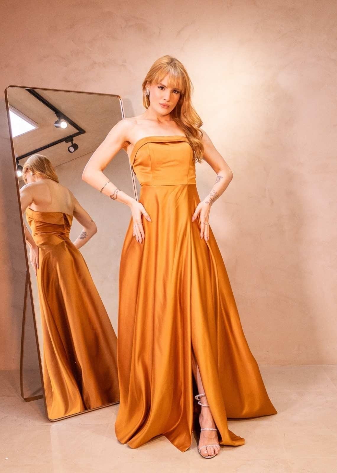 Vestido Longo de Festa Madrinhas Tomara que Caia Acetinado com Fenda Pepile Dourado