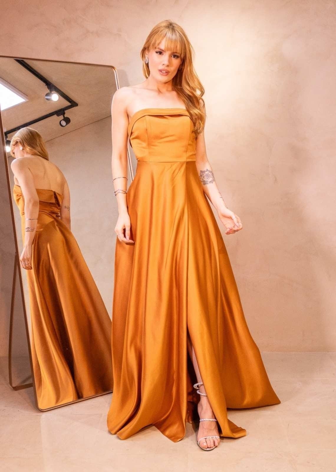 Vestido Longo de Festa Madrinhas Tomara que Caia Acetinado com Fenda Pepile Dourado - 2