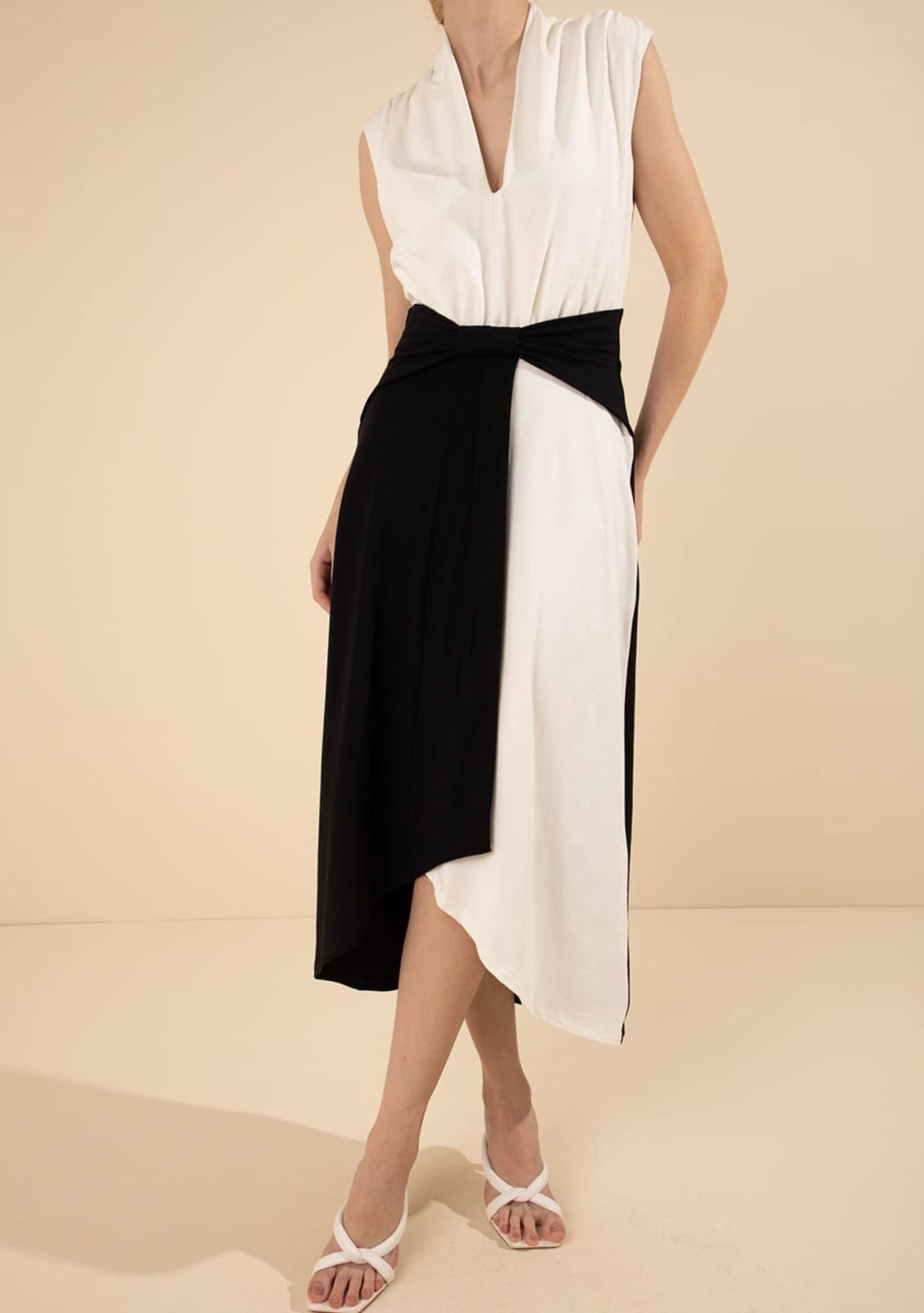 Vista 2 Vestido Morena Rosa Ajustado Decote V Sem Manga Midi Preto Morena Rosa preto rosa