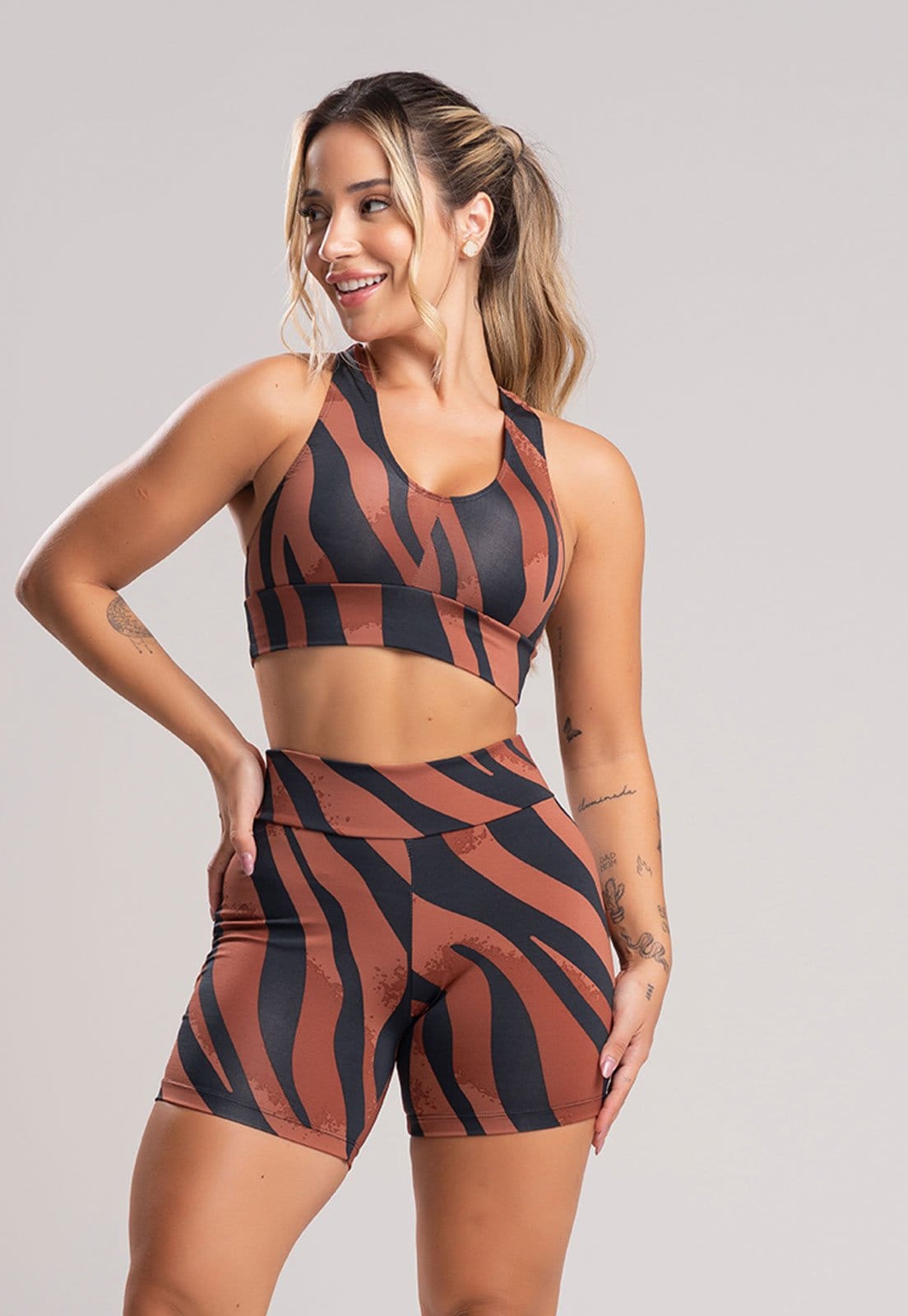 Vista 2 Short MVB Modas Curto Cintura Alta Fitness Suplex Safari Mvb Modas estampado/marrom/multicolorido/preto