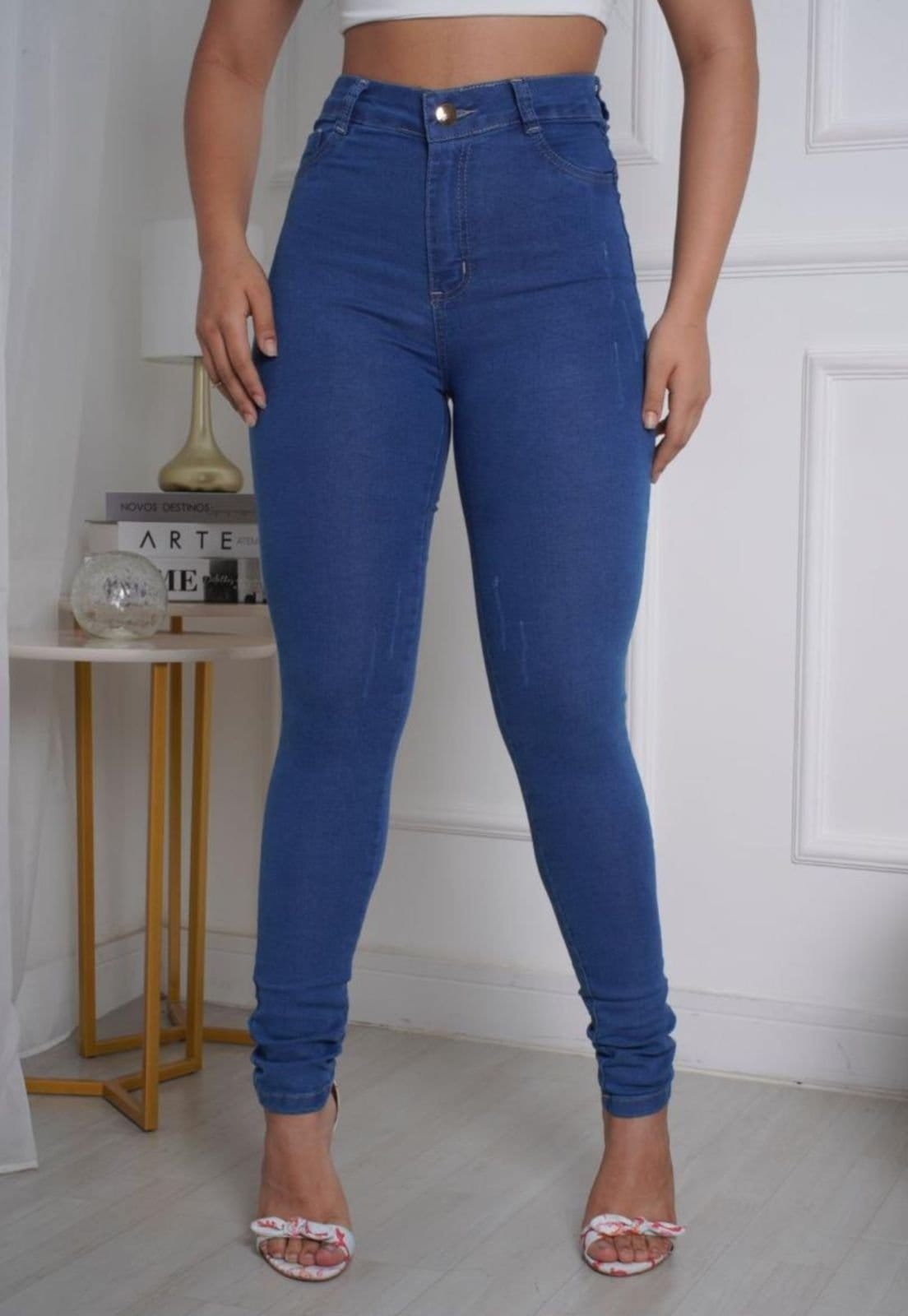 Calça Jeans Skinny Feminina Cintura Alta com Elastano Lavagem Média com Puídos
