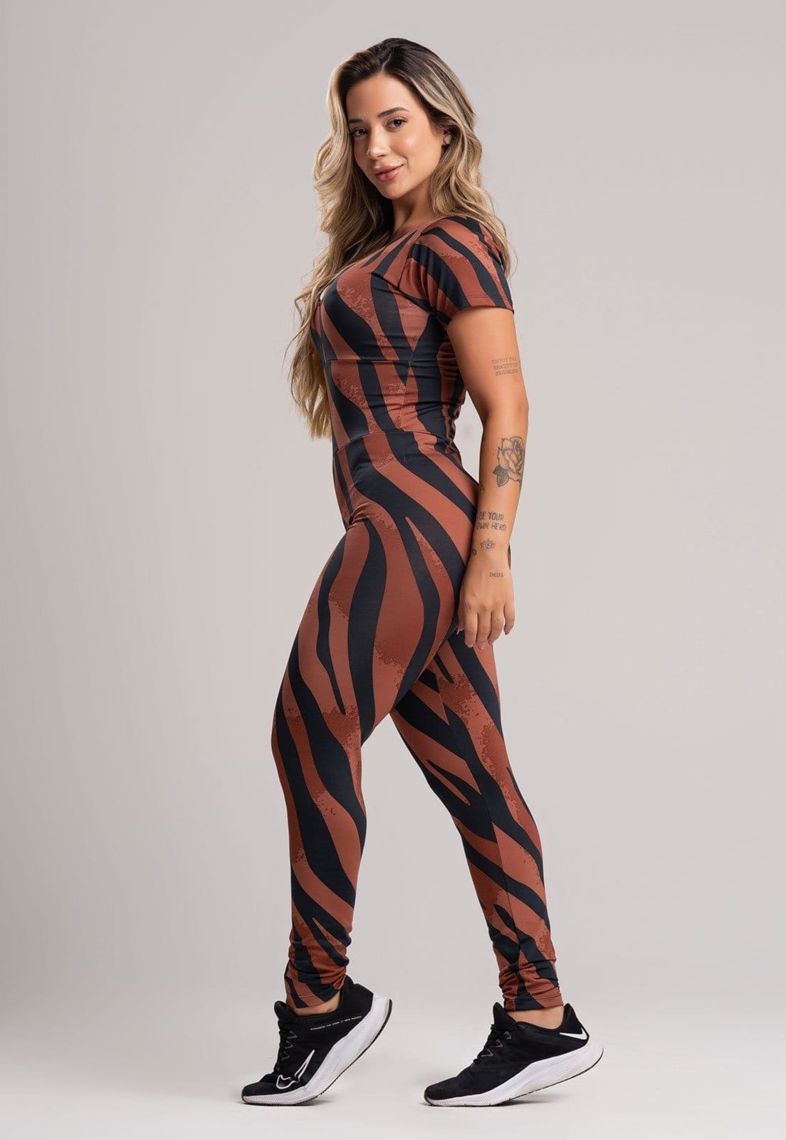 Vista 2 Macacão MVB Modas Longo Feminino Manga Curta Fitness Suplex Safari Mvb Modas estampado/marrom/multicolorido/preto