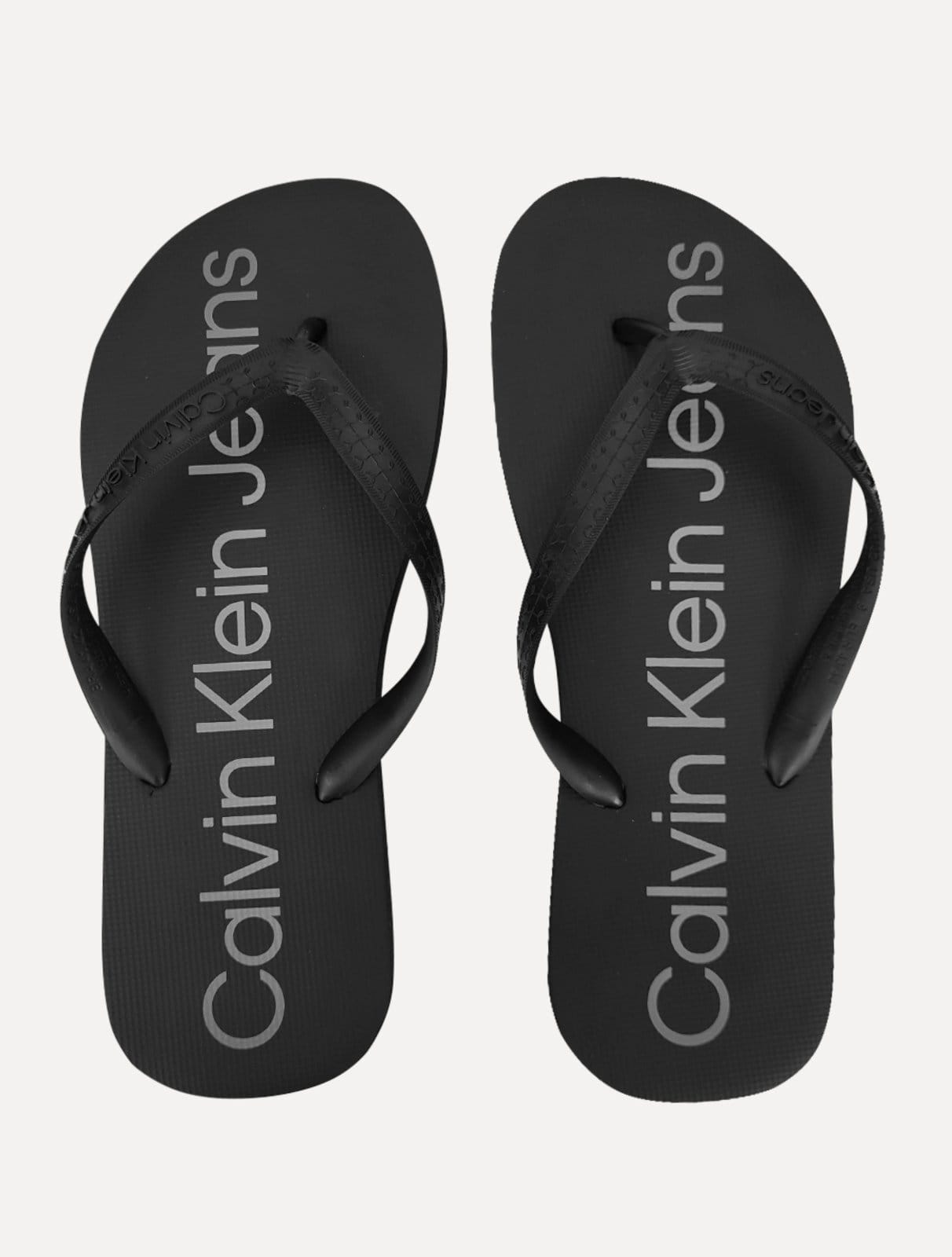 Vista principal Chinelo Calvin Klein Jeans Silk Grey Logo Básico Preto Calvin Klein preto grey