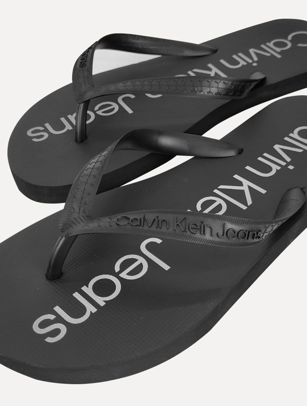 Vista 2 Chinelo Calvin Klein Jeans Silk Grey Logo Básico Preto Calvin Klein preto grey