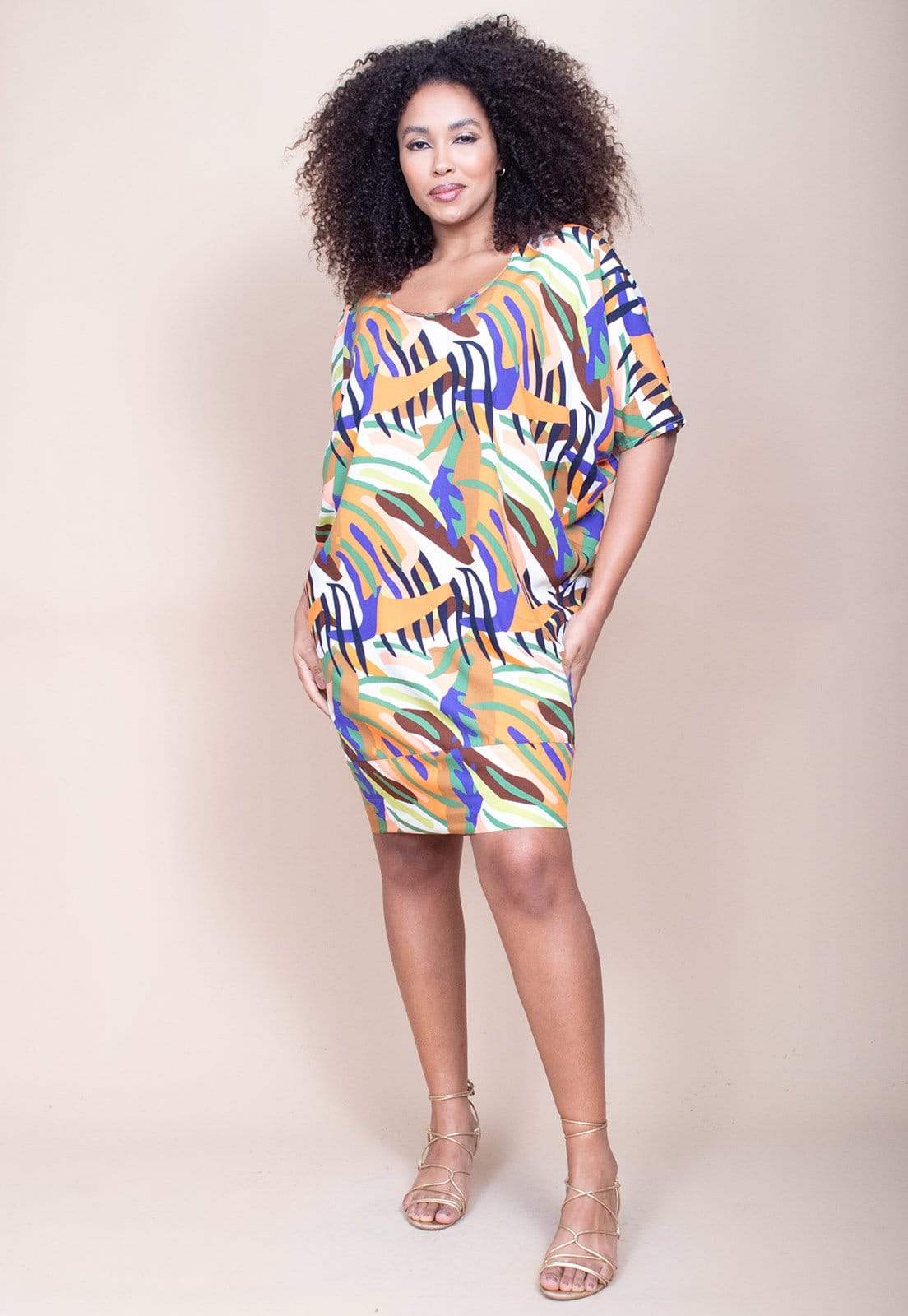 Vestido Cabanafree Curto Morcego Estampa Cores Vibrante