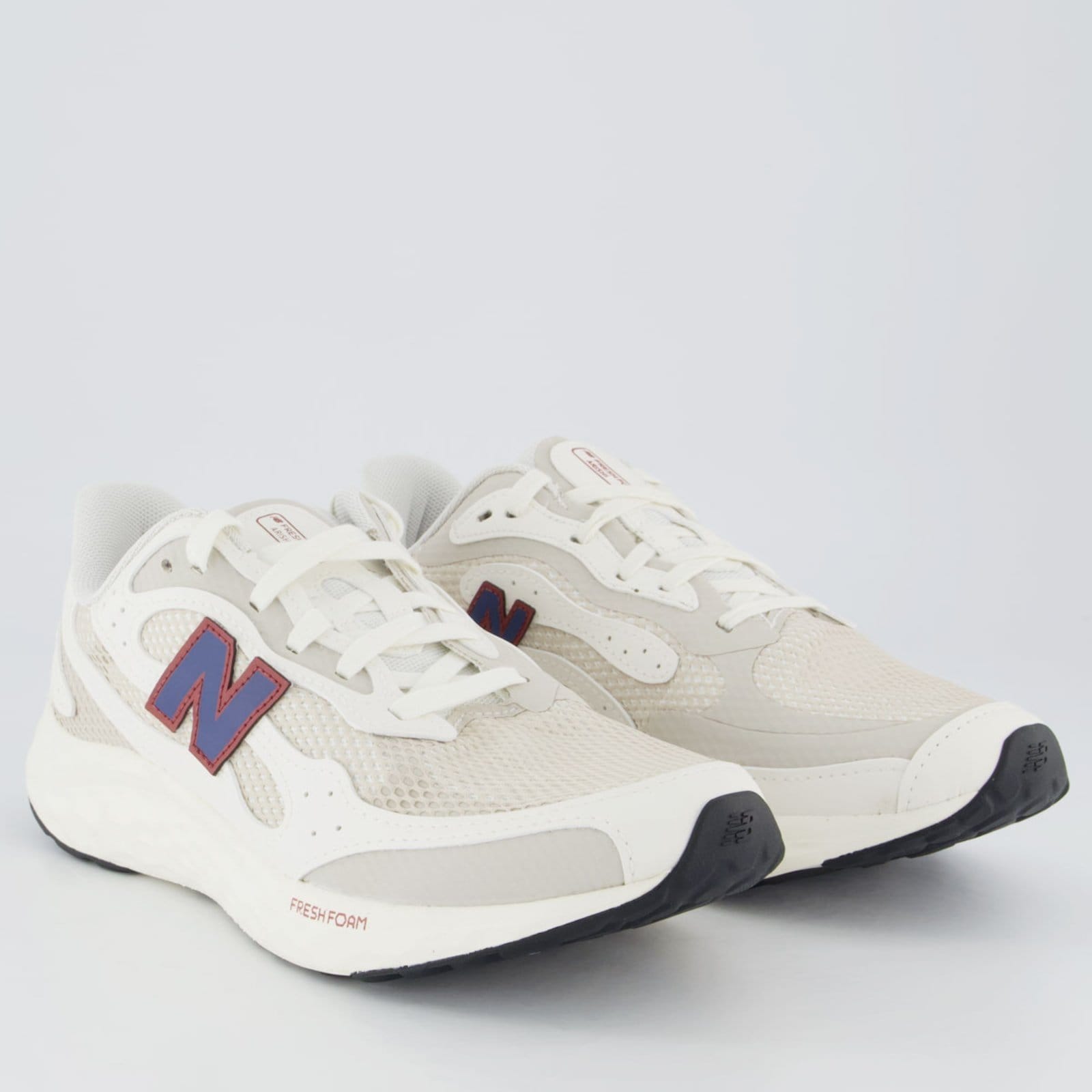 Vista 2 Tênis New Balance Fresh Foam Arishi V4 e Bege New Balance branco