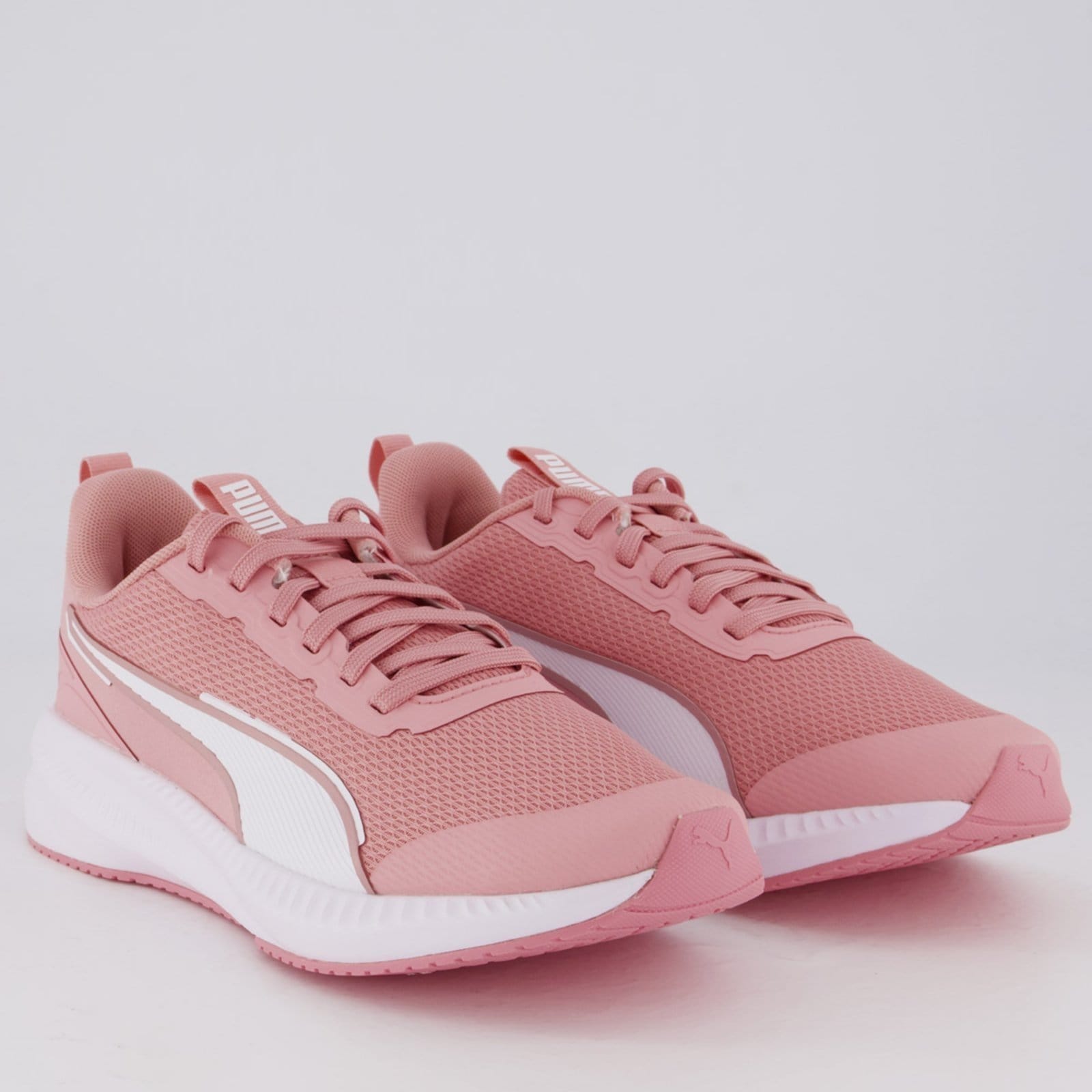 Vista 2 Tênis Puma Flyer Lite 3 II Feminino e Branco Puma rosa