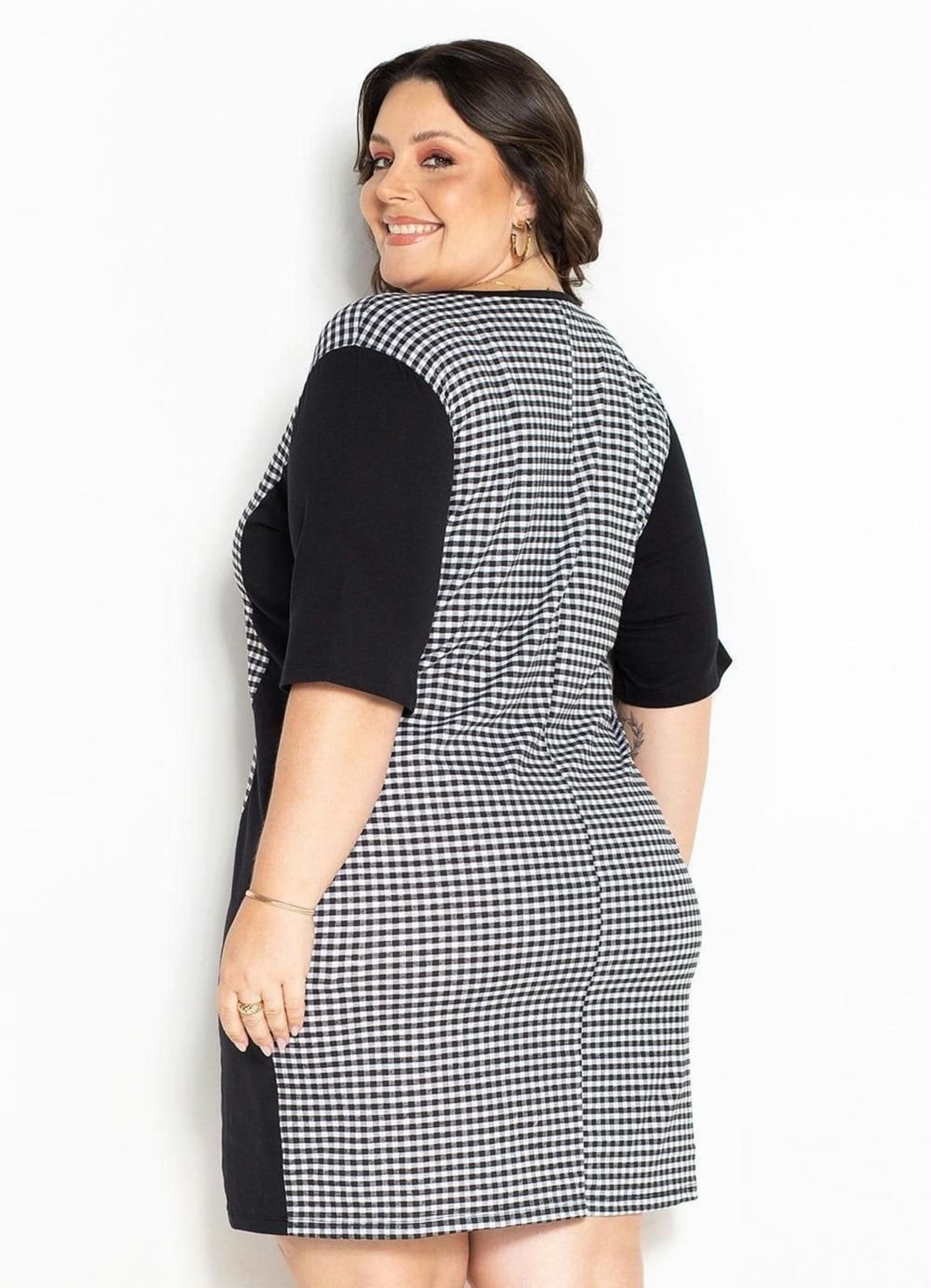 Vista 2 Vestido Com Recortes Plus Size Xadrez Marguerite preto