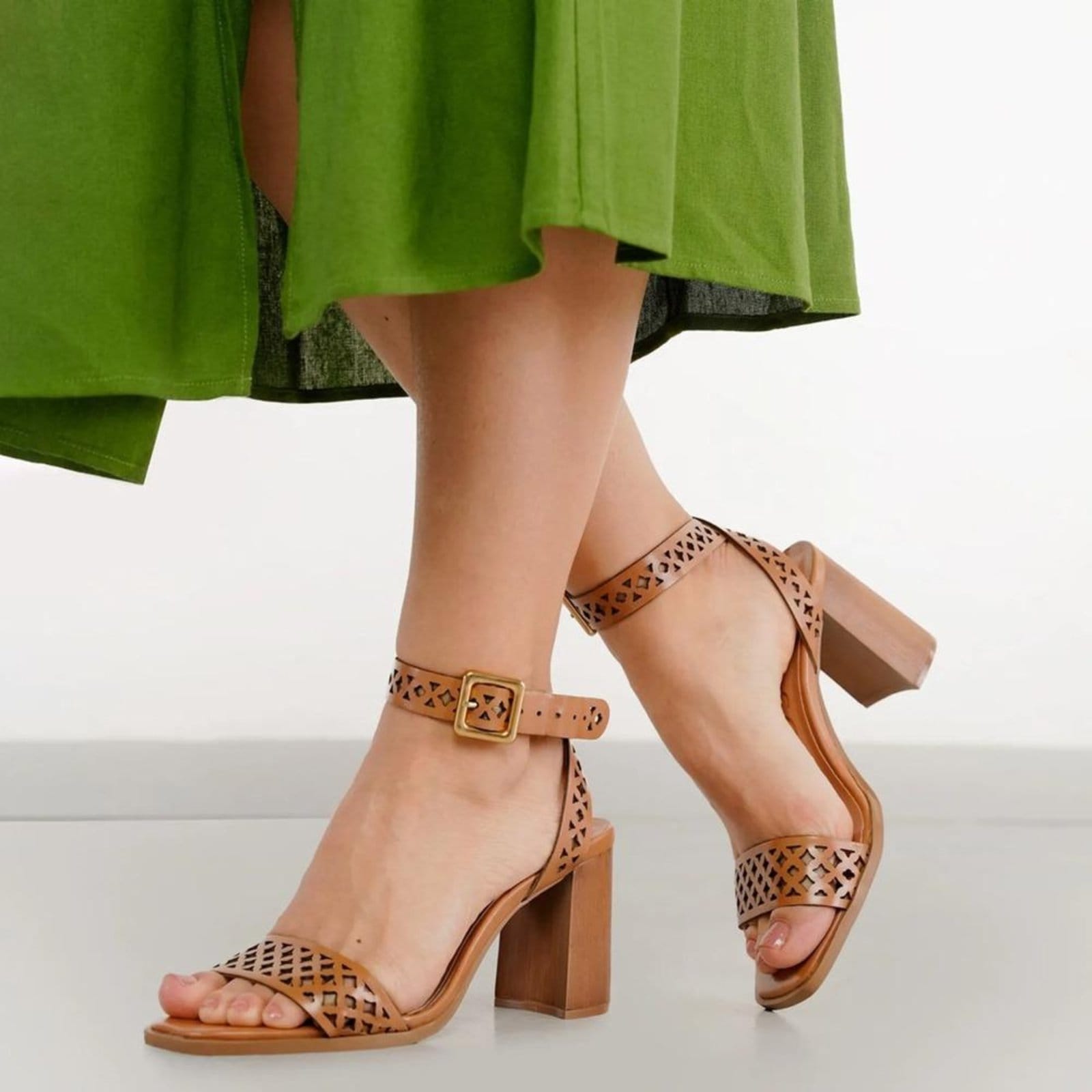 Vista principal Sandália Osc Recorte Vazado Feminina OSC marrom