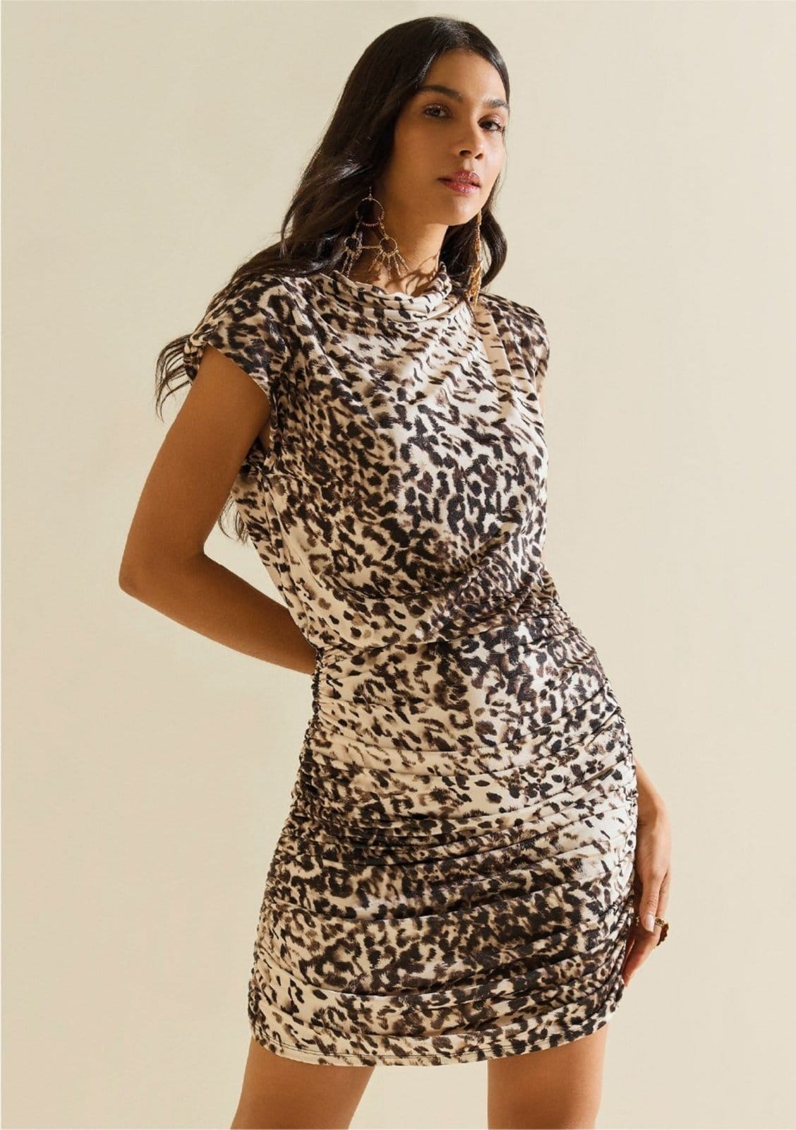 Vestido Morena Rosa Ajustado Decote Careca Sem Manga Curto Bege