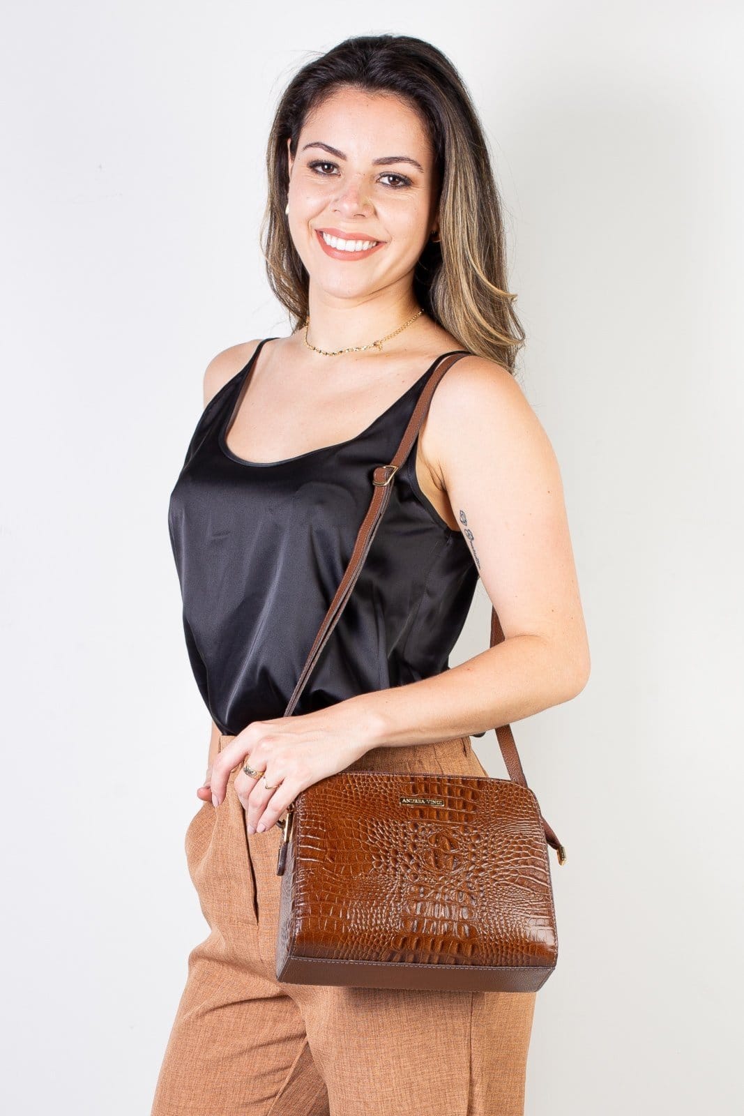 Vista 2 Bolsa transversal feminina de couro croco Paola - Whisky Andrea Vinci marrom