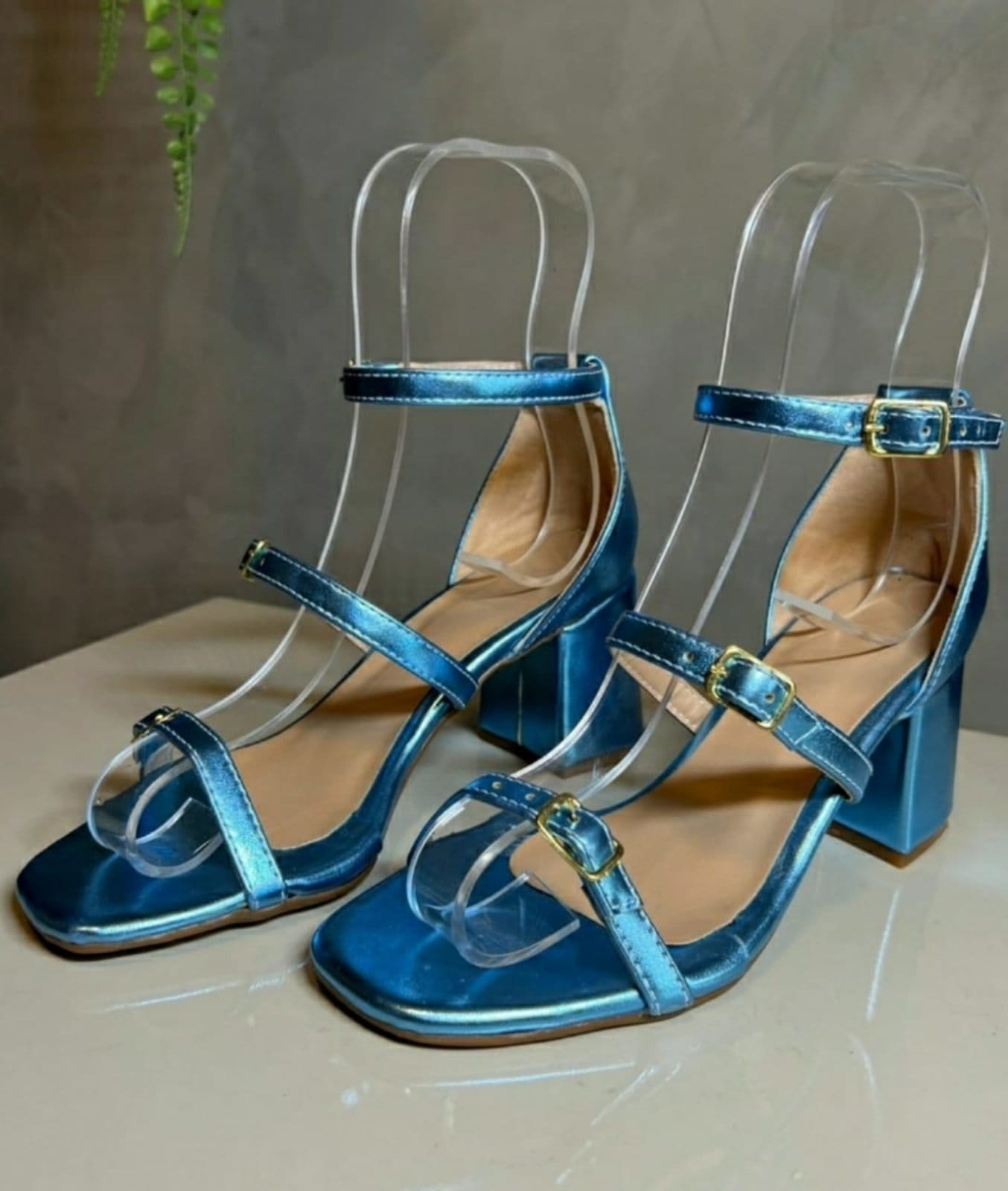 Sandália Delazari Salto Bloco Metalizado com Tiras