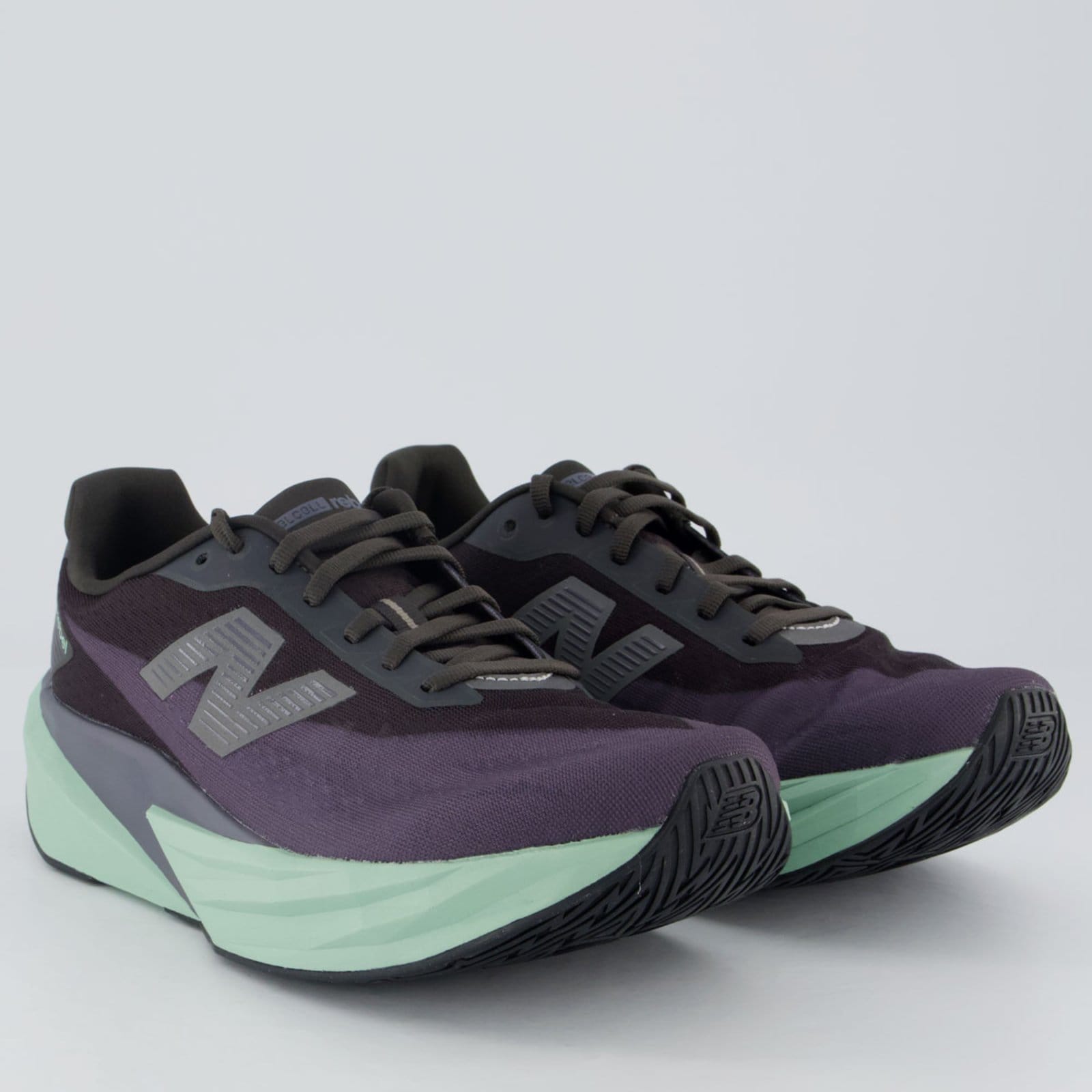 Vista 2 Tênis New Balance Fuelcell Rebel V5 Preto e Verde Claro New Balance preto verde