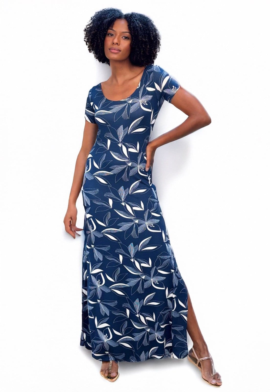 Vista 2 Vestido Longo Cabanafree Malha Gola Canoa Manga Curta Hibisco Blue Cabanafree azul blue