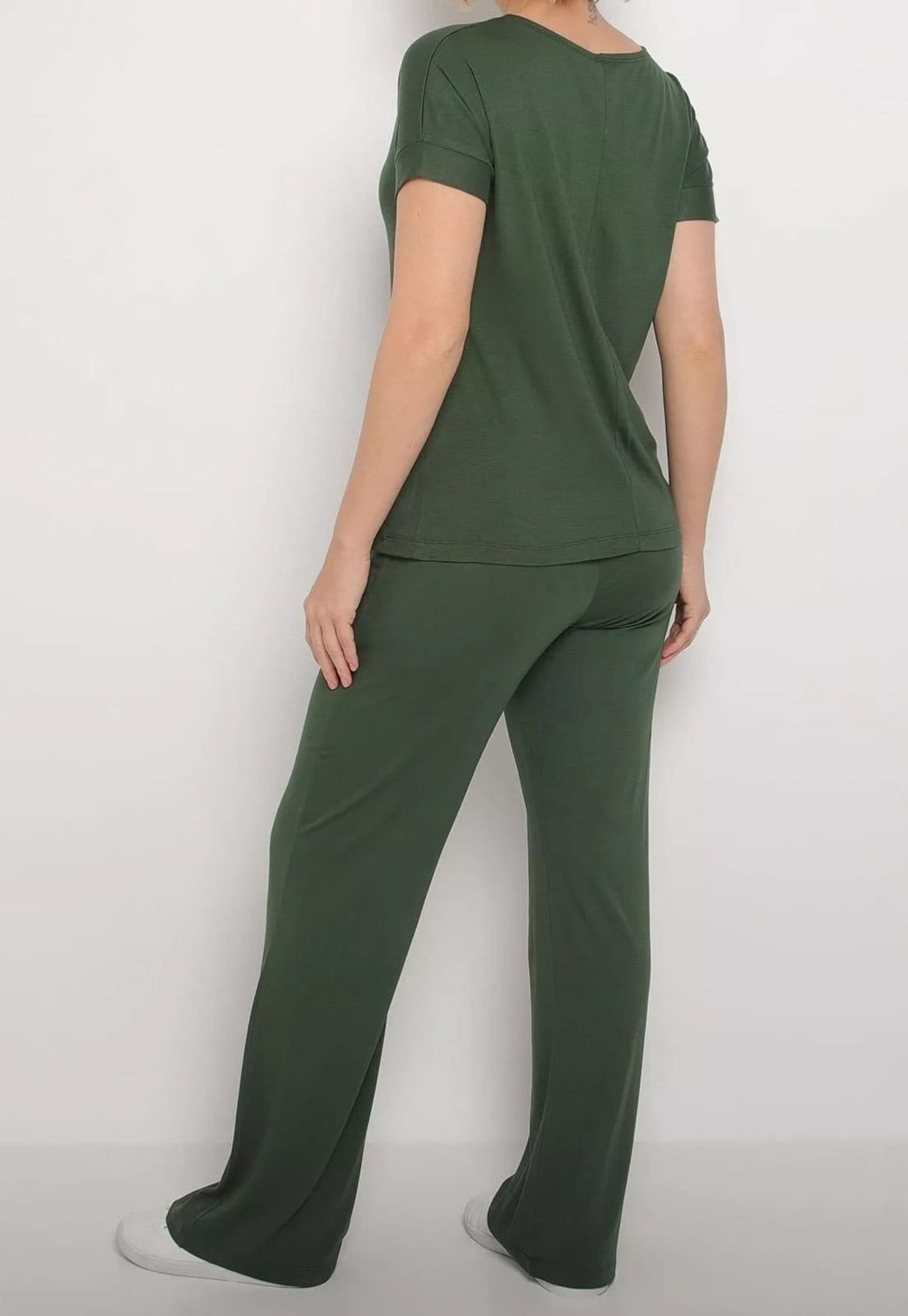 Vista 2 Conjunto Viscolycra Maria Paes Calça e Blusa Militar Maria Paes verde