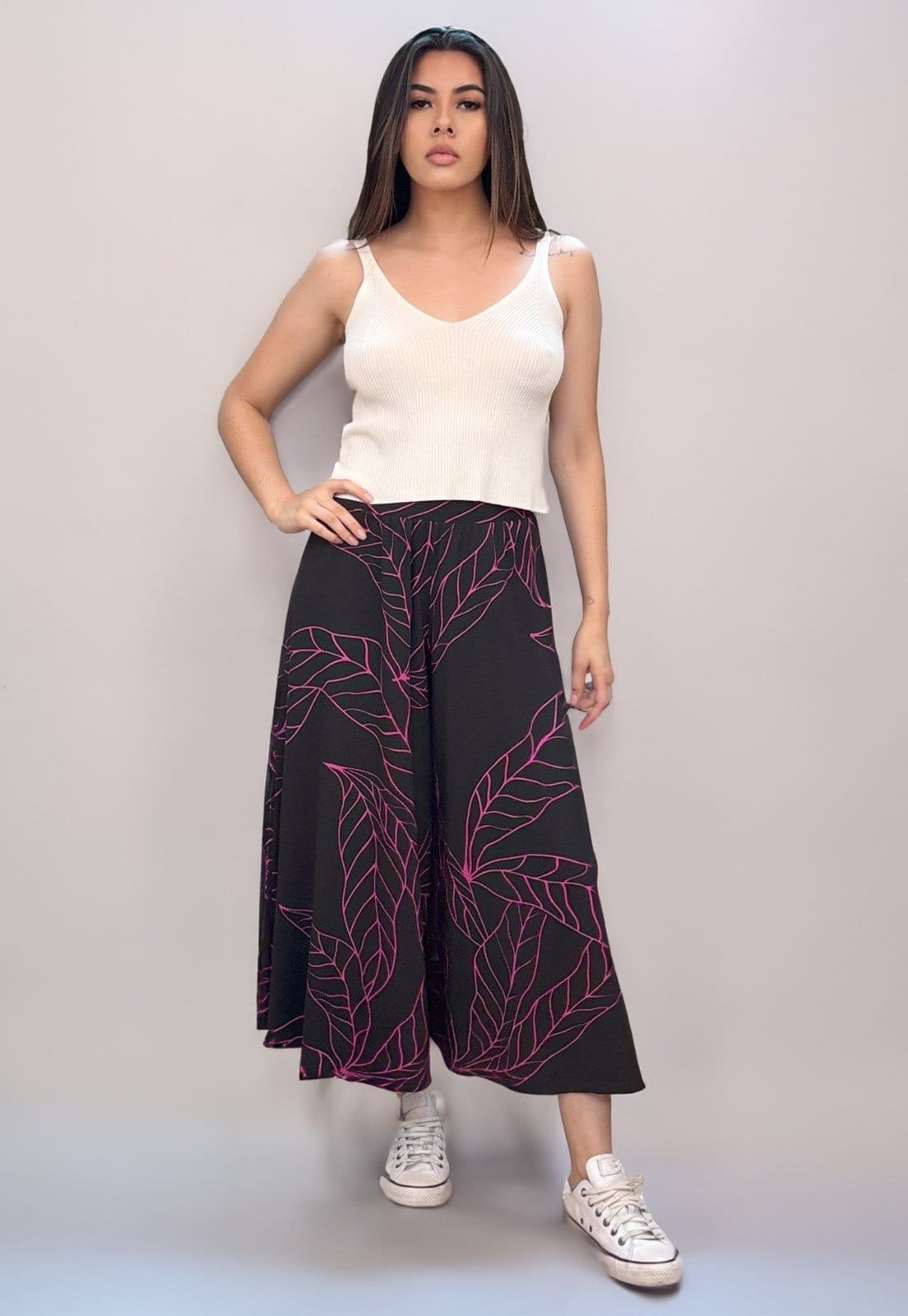 Vista 2 Calça Pantacourt Cabanafree Saia Malha Macaúba Estampa Antúrios Cabanafree estampado/lilás/preto