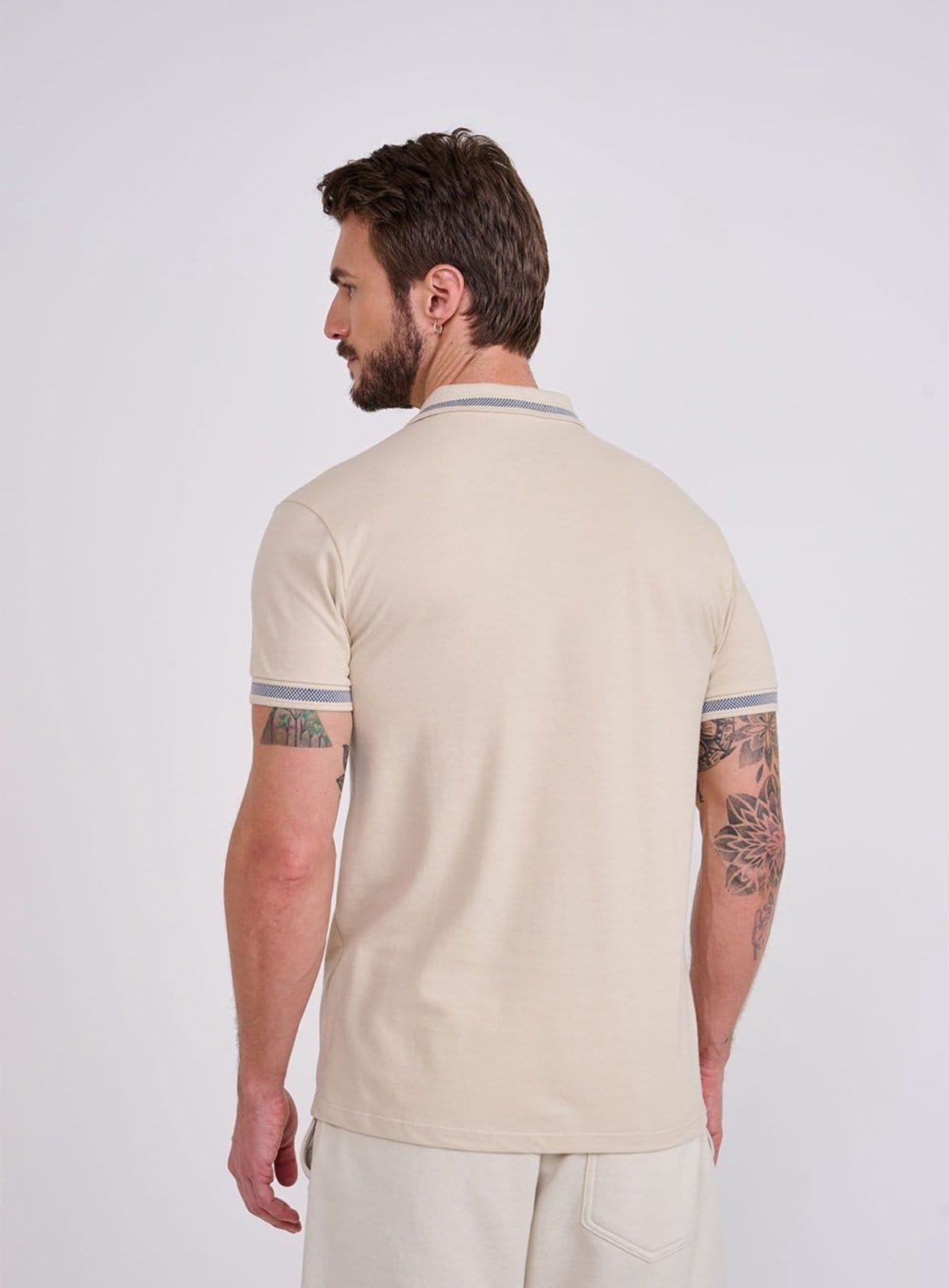 Vista 2 Polo Gola Jacquard Brasil Colcci Taupe Colcci bege