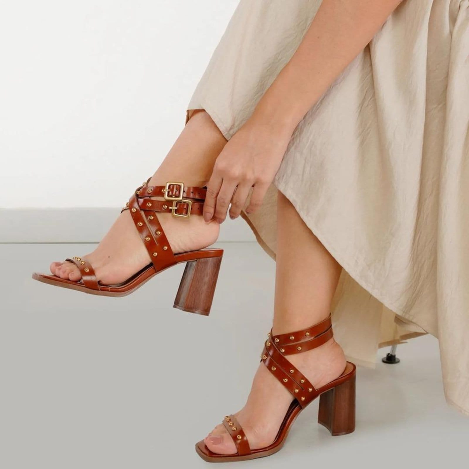 Vista 2 Sandália Osc Tachas Metálicas Feminina OSC marrom