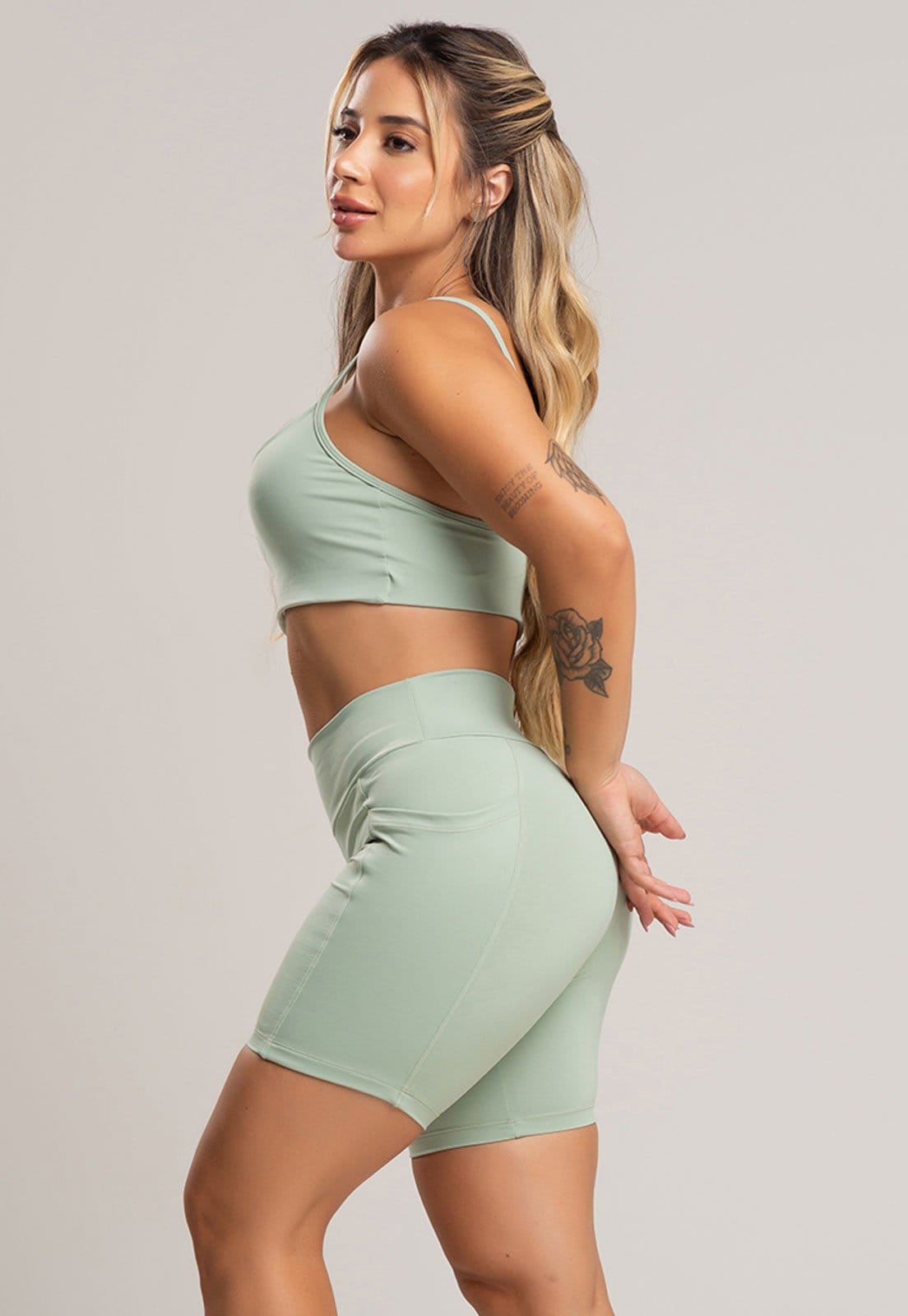 Short Fitness com Bolsos MVB Modas Cintura Alta Feminina Poliamida Academia Pistache