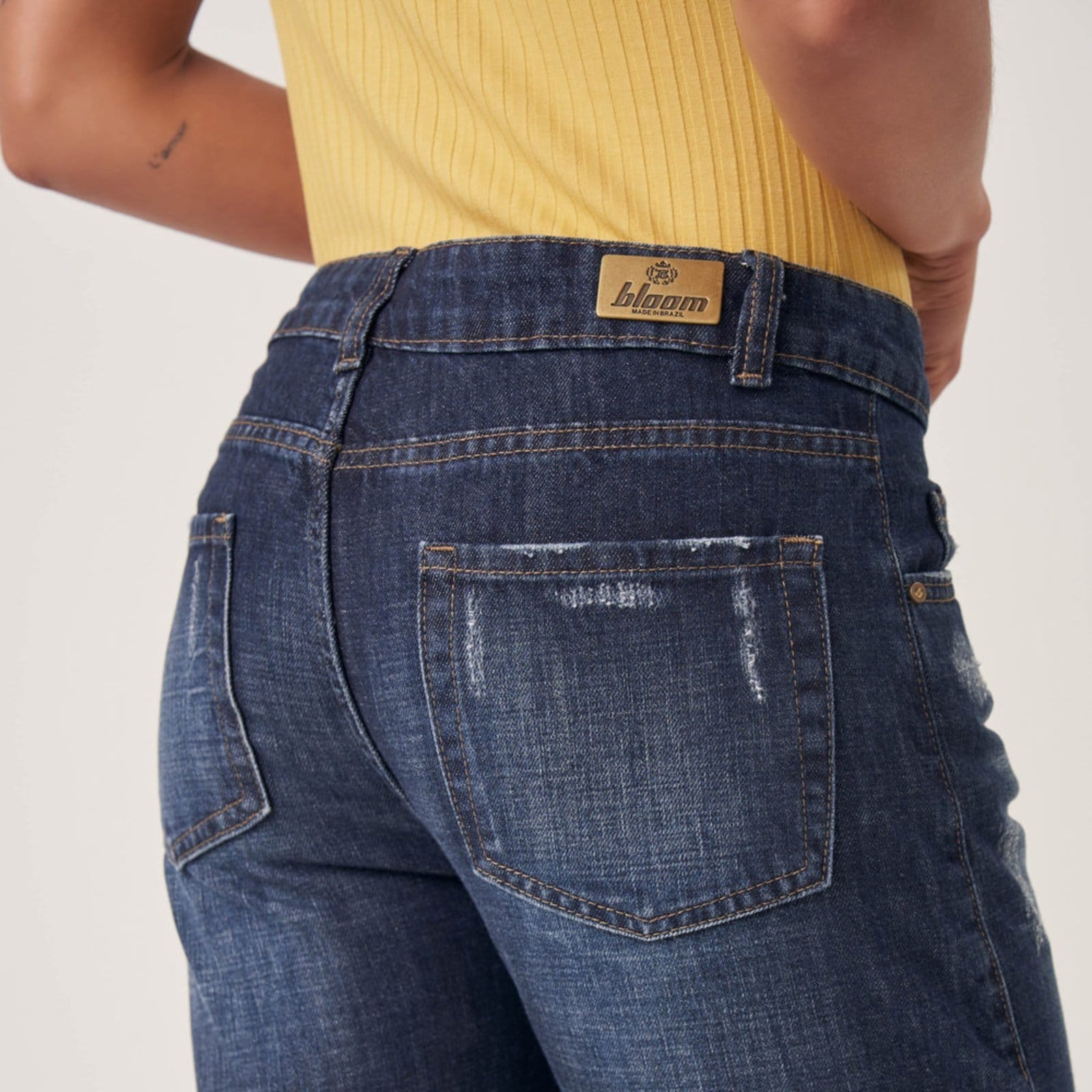 Vista 2 Calça Jeans Mom Capri Cintura Alta Azul Escuro Bloom azul marinho