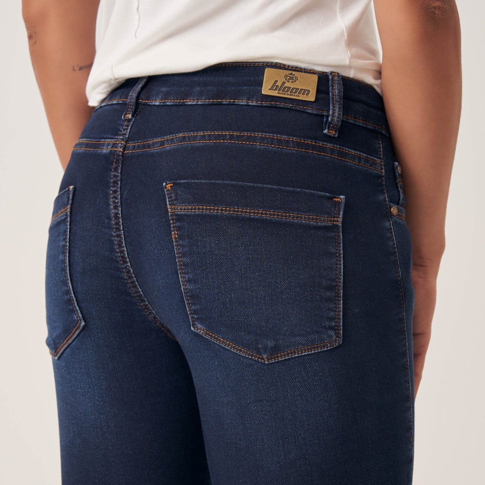 Vista 2 Calça Jeans Reta Judy Barra a Fio Azul Escuro Bloom azul marinho