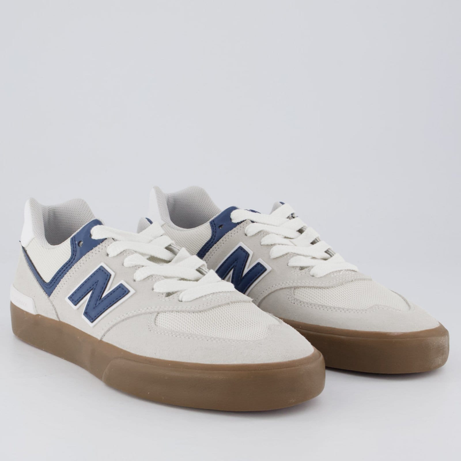 Vista 2 Tênis New Balance NM574 Off White e Azul Marinho New Balance branco white