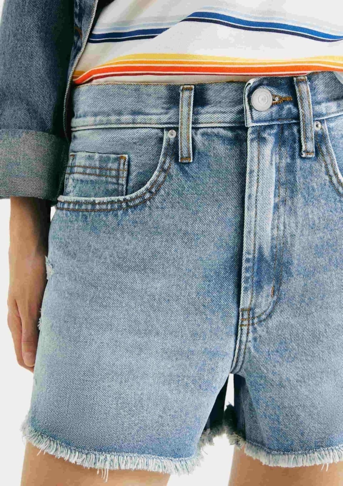 Vista 2 Shorts Jeans Feminino Reto Curto Hering azul marinho