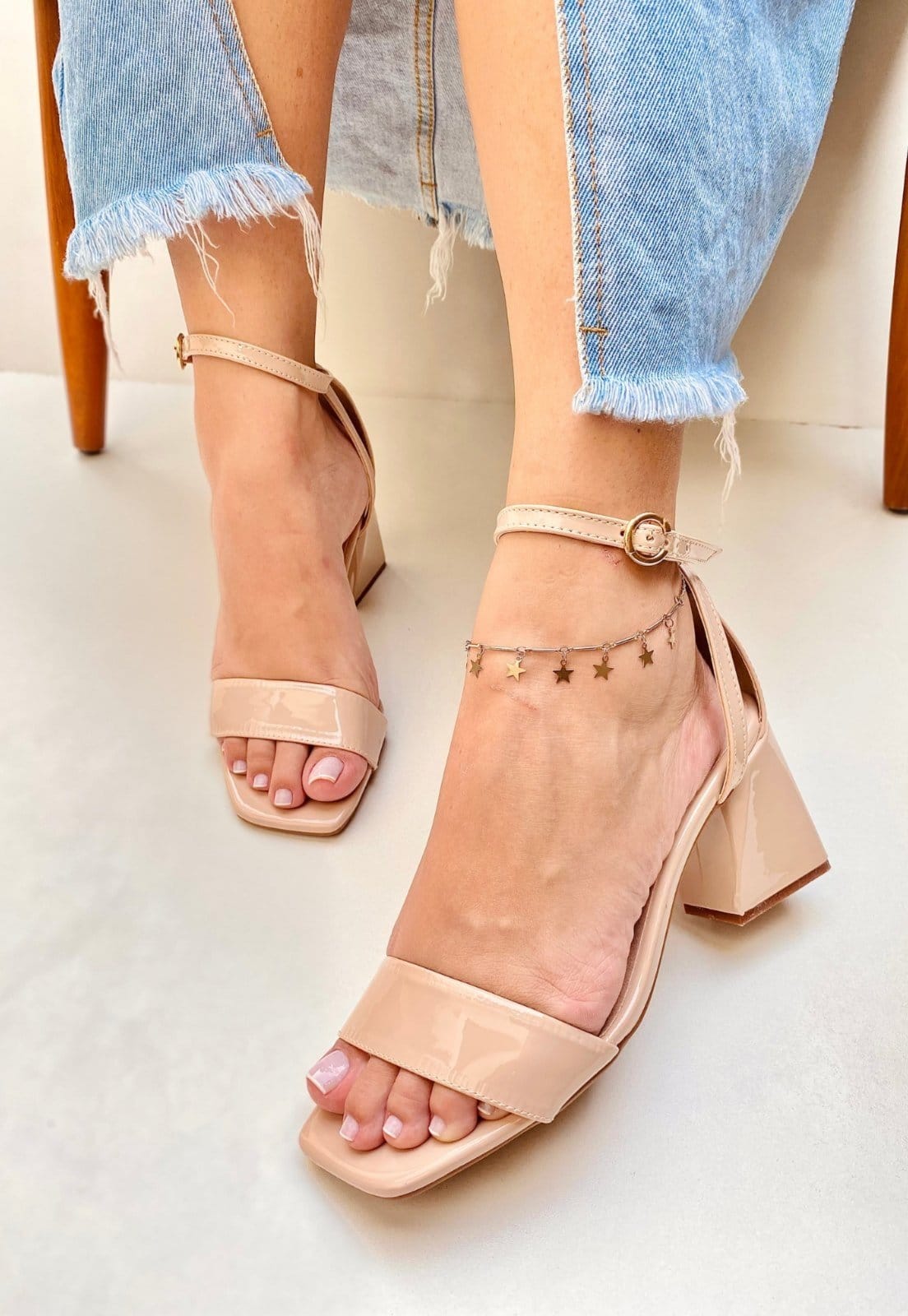 Sandália Salto Geométrico Feminina Atalia Shoes Verniz Amêndoa Tira Reta Tendência 2025