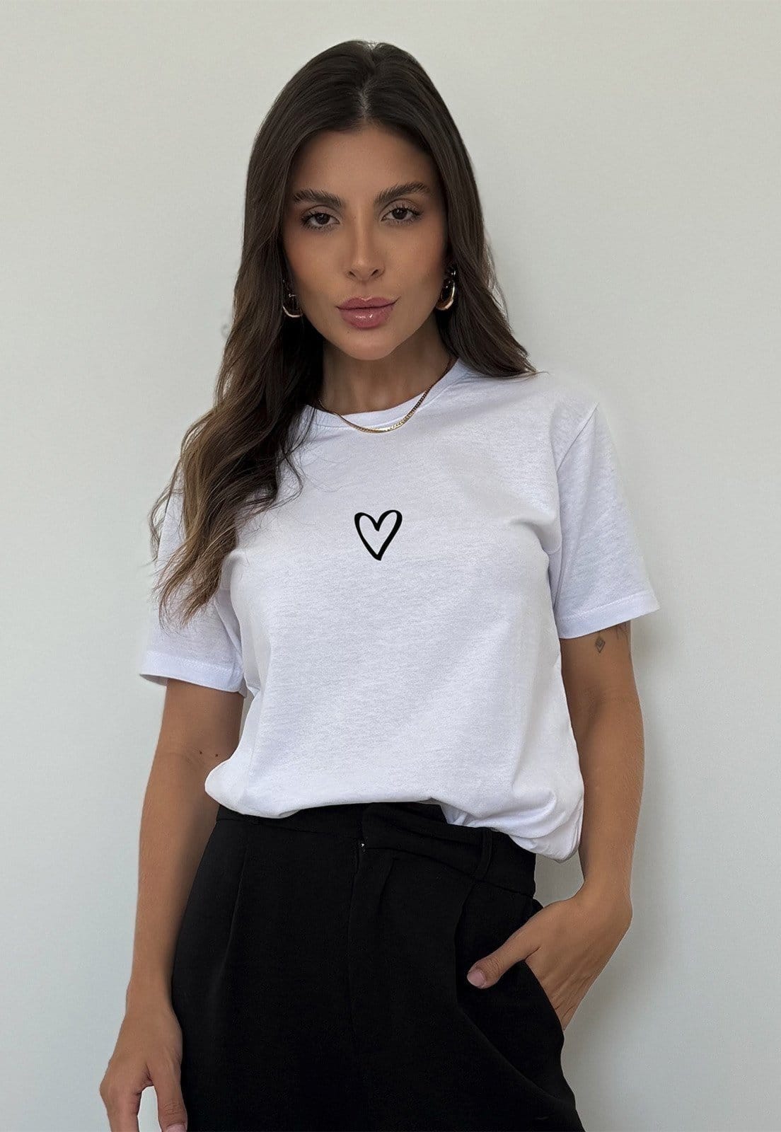 Camiseta Cianitas Branca Estampa Coração Vazado