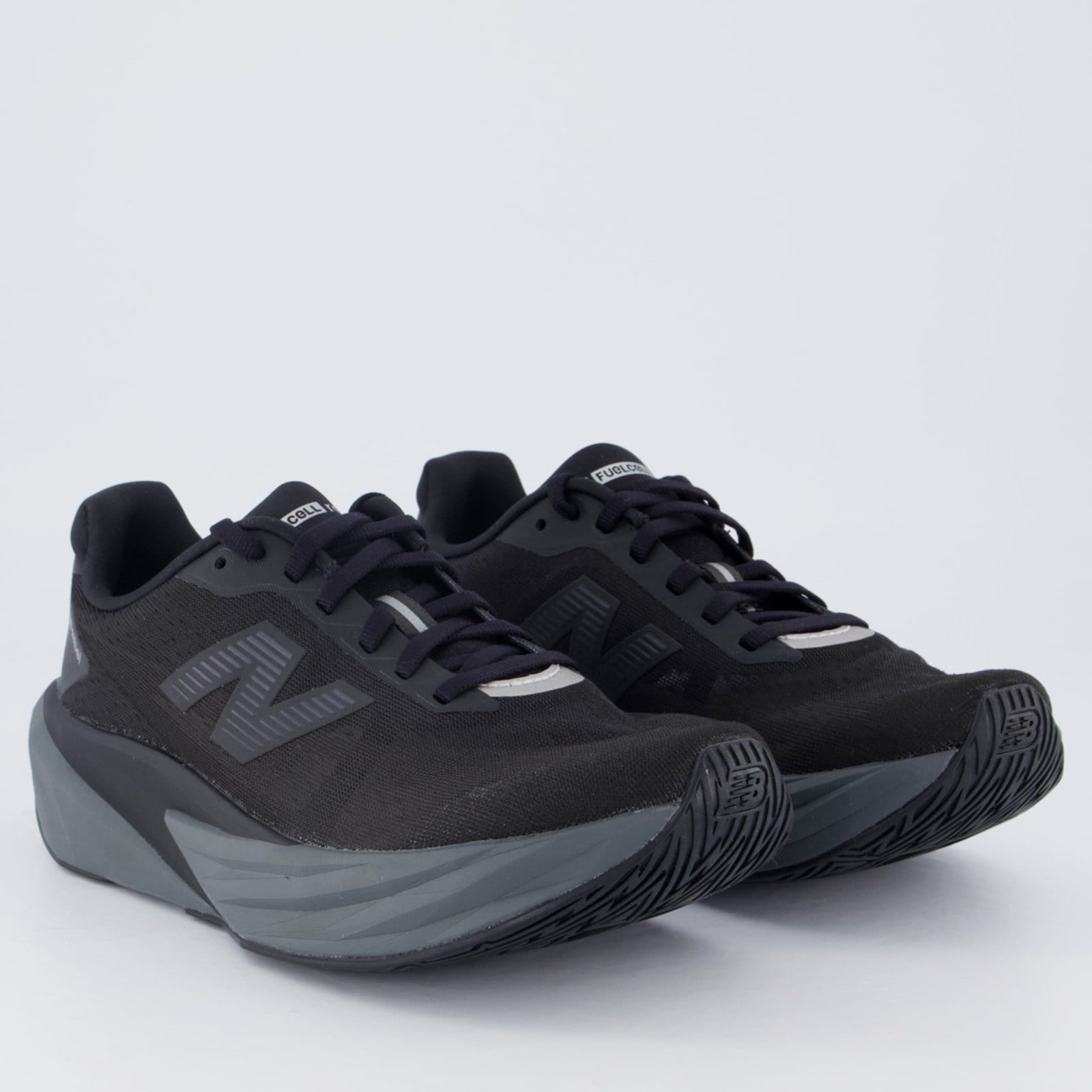 Vista 2 Tênis New Balance Fuelcell Rebel V5 Feminino Cinza e New Balance preto