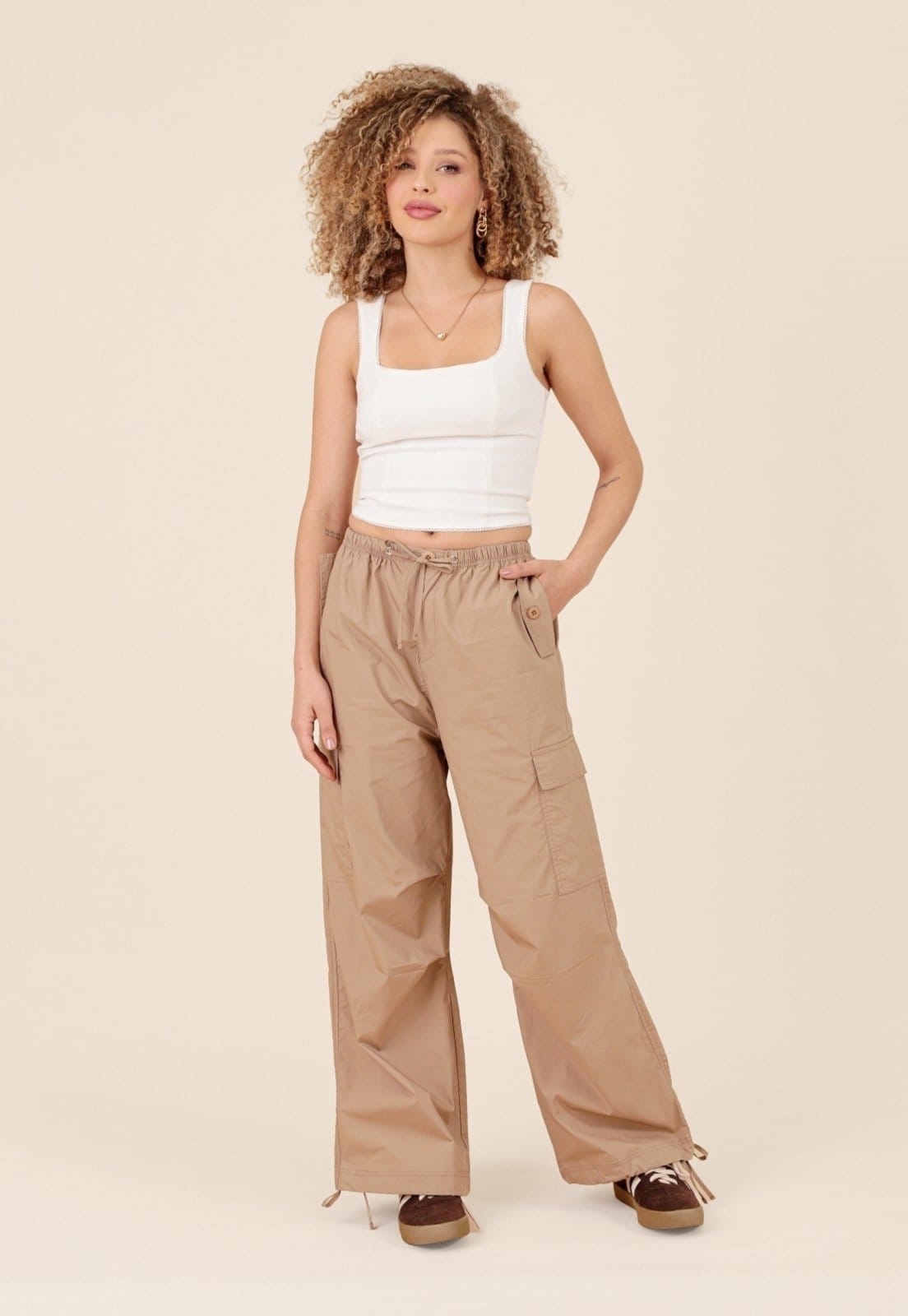 Calça Parachute Pop Me Bolso Cargo Puxador Barra Caqui