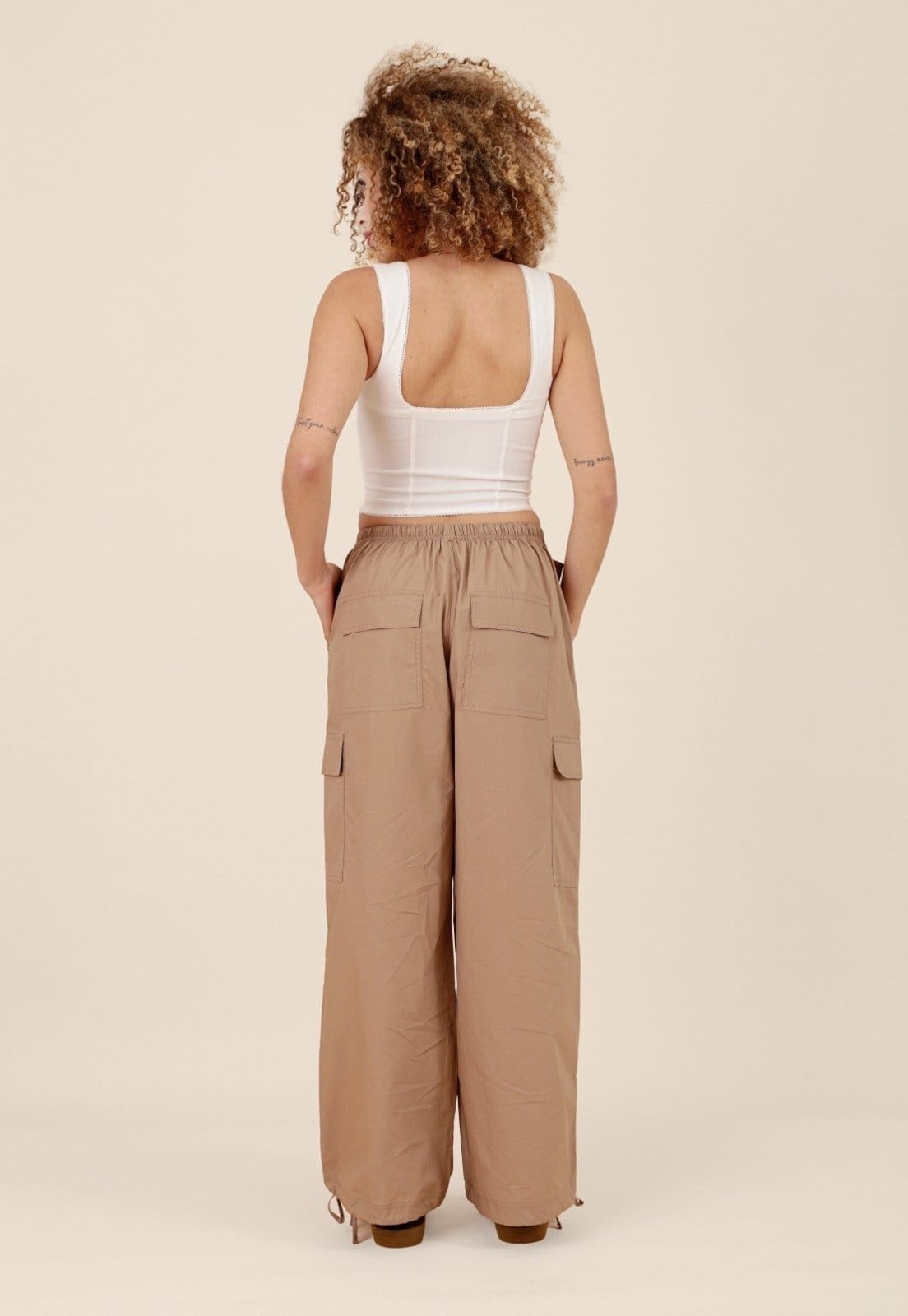 Vista 2 Calça Parachute Pop Me Bolso Cargo Puxador Barra Caqui Pop Me bege/cáqui caqui