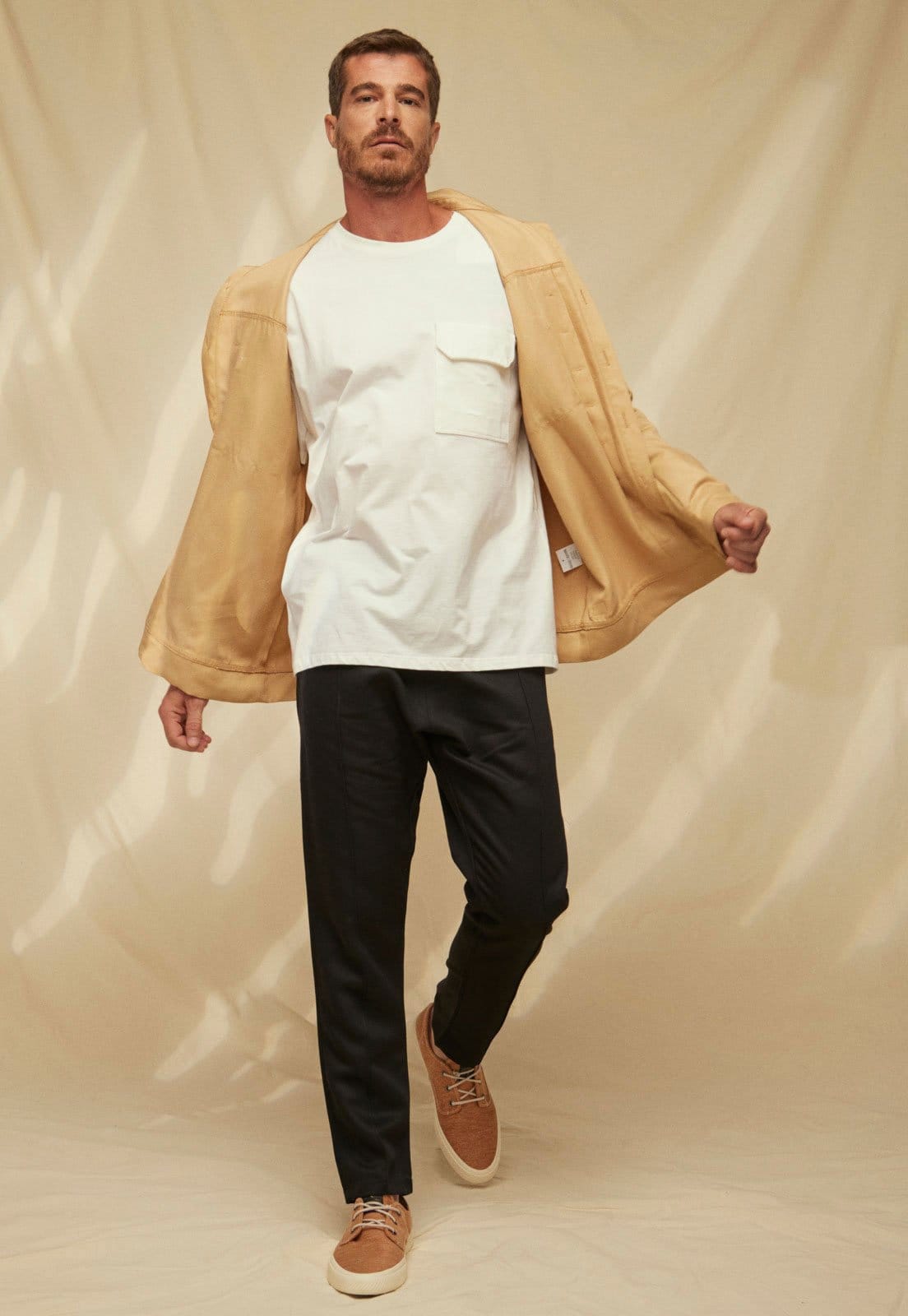 Vista 2 Jaqueta Inspira Sustentável Utilitária LENZING™ Modal com Linho Inspira bege