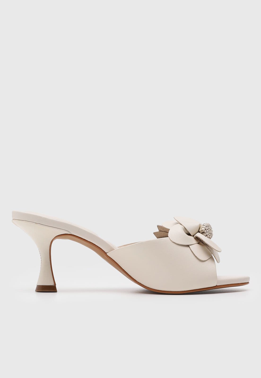 Vista 2 Sandália Feminina Loucos e Santos Salto Bloco Aplicação Floral Off-White Loucos e Santos off-white white