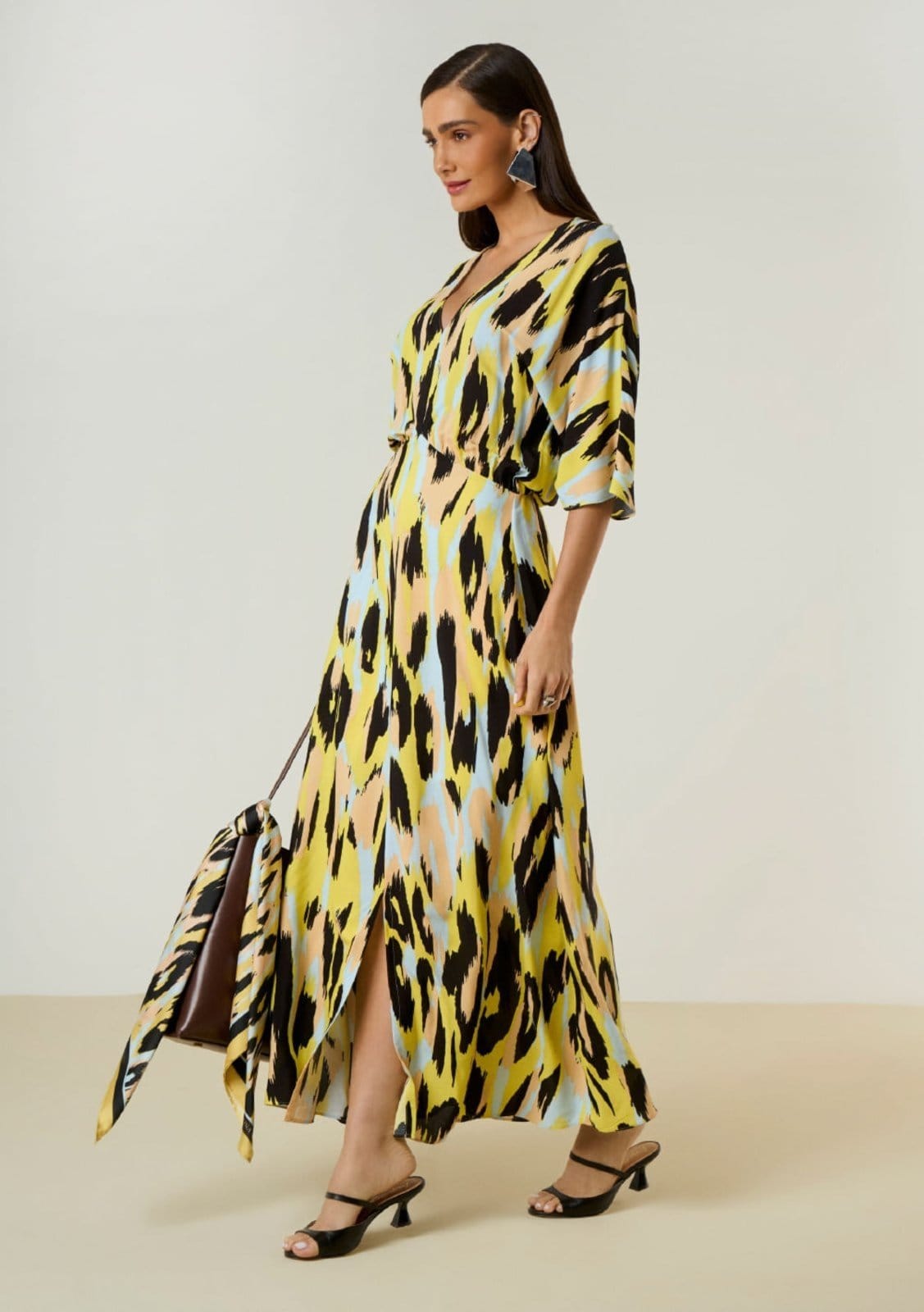 Vestido Maria Valentina Solto Decote V Manga Curta Midi