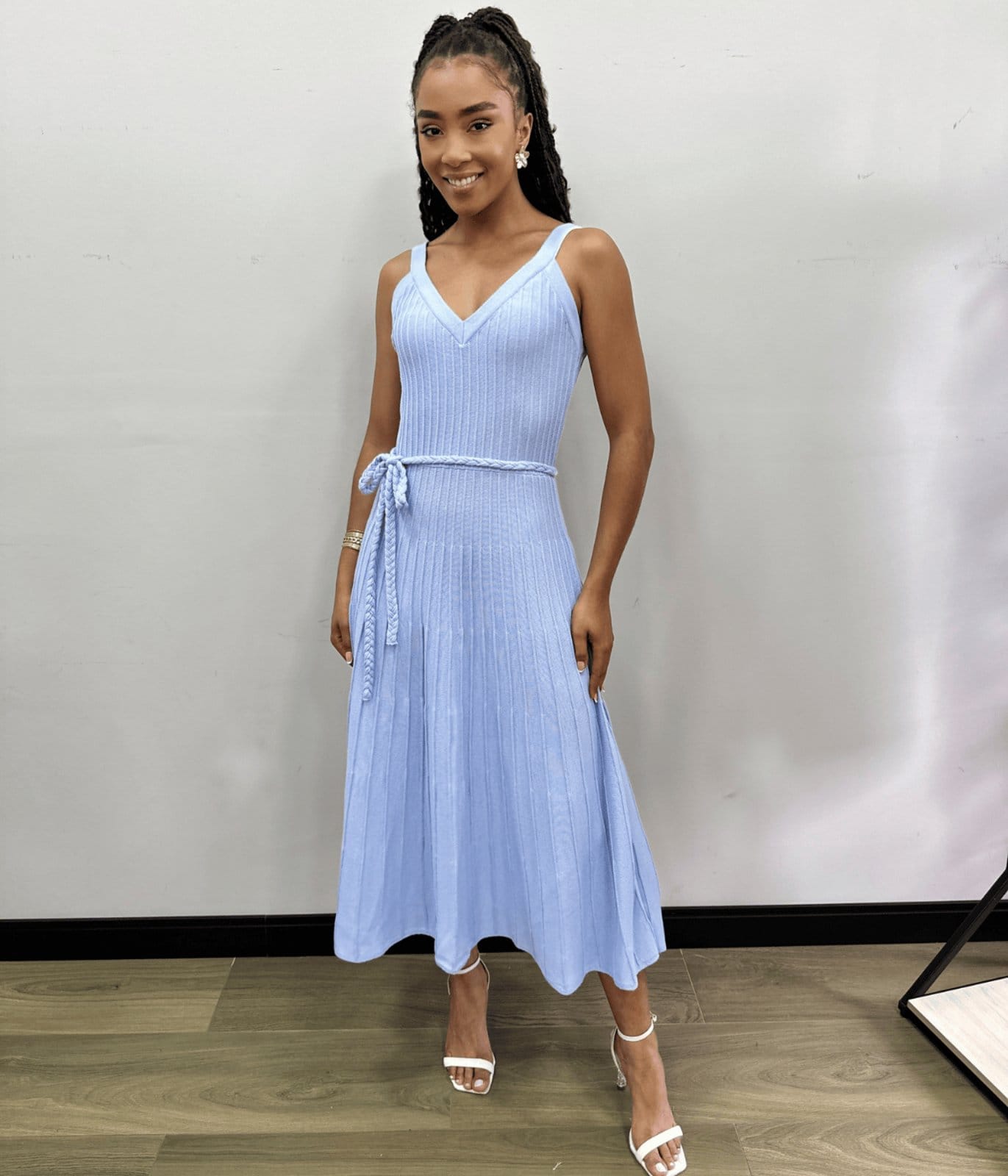 Vestido Cherry Line Midi Alça Decote Tricô Canelado Cinto Trançado