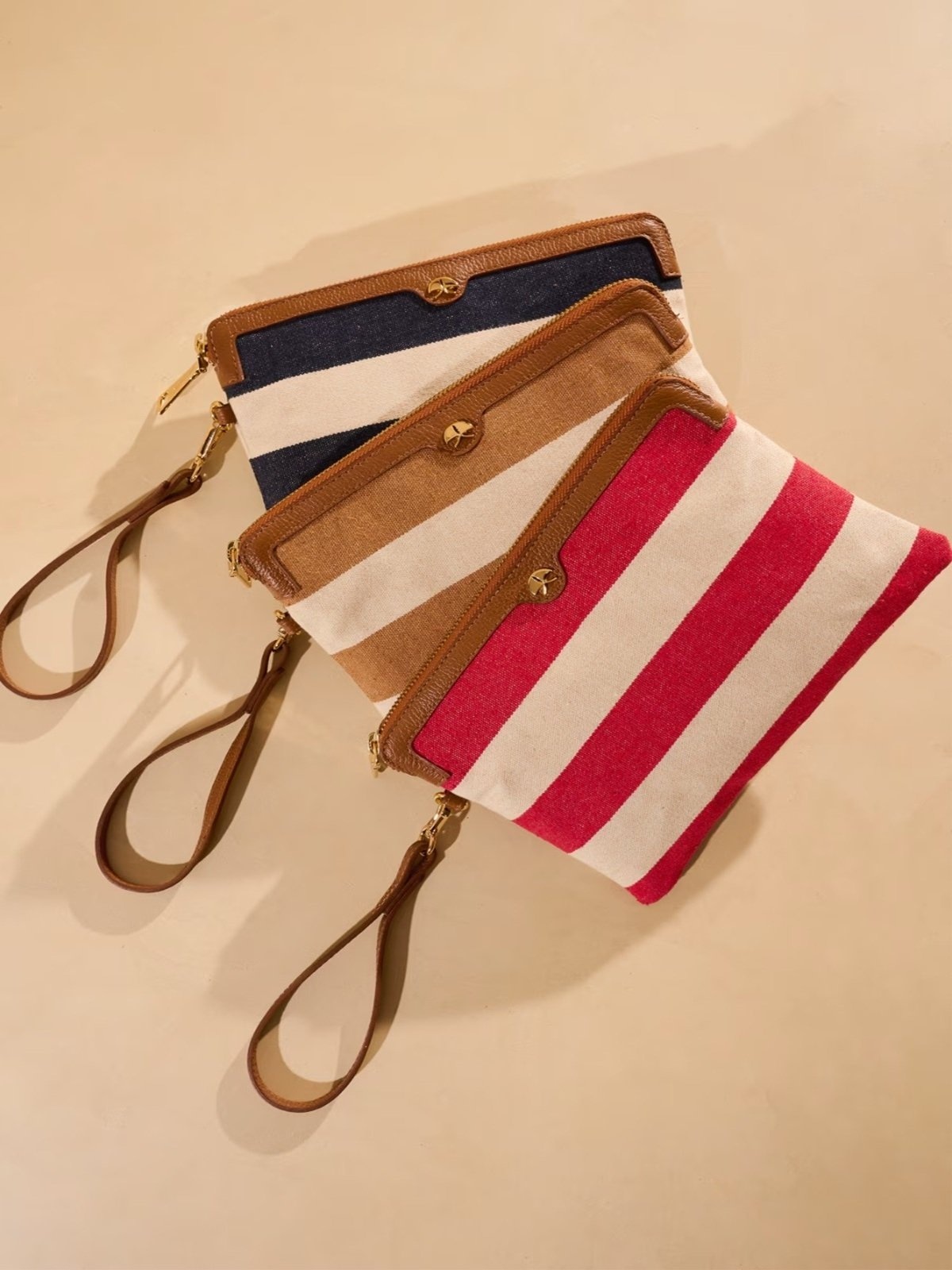 Imagem principal Clutch Luiza Barcelos Listrada Com Detalhes Em Couro Luiza Barcelos caramelo