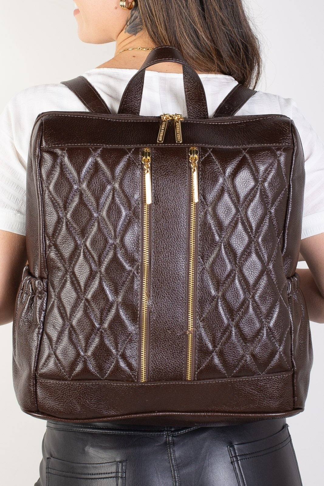 Imagem principal Mochila de couro liso matelassê Romana - Café Andrea Vinci preto