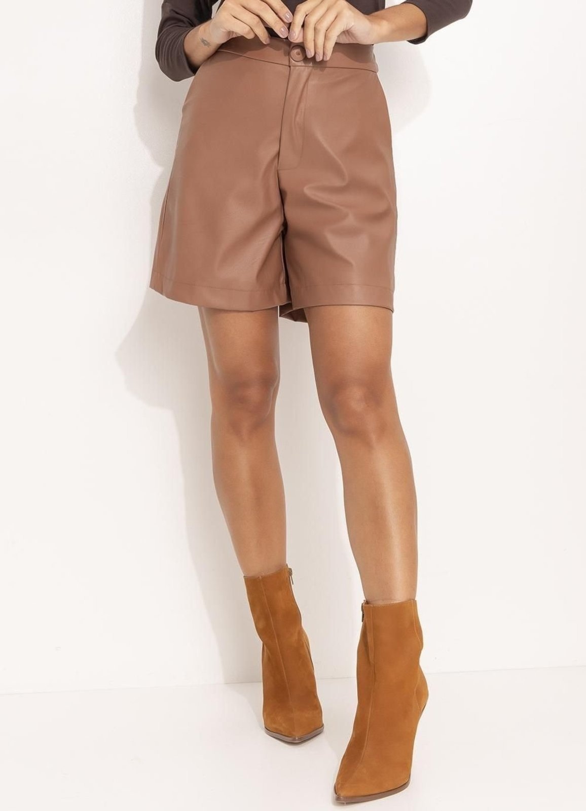 Imagem principal Short Feminino Amendoado Em Material Sintético Quintess marrom