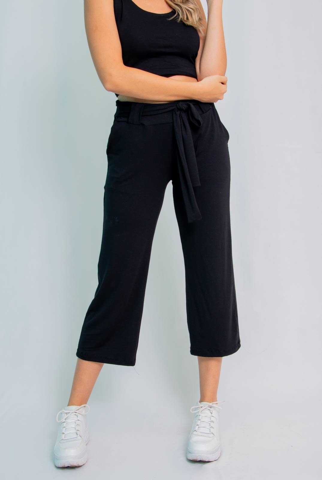 Imagem principal Calça Pantacourt Maria Paes com Bolso e Cinto Maria Paes preto