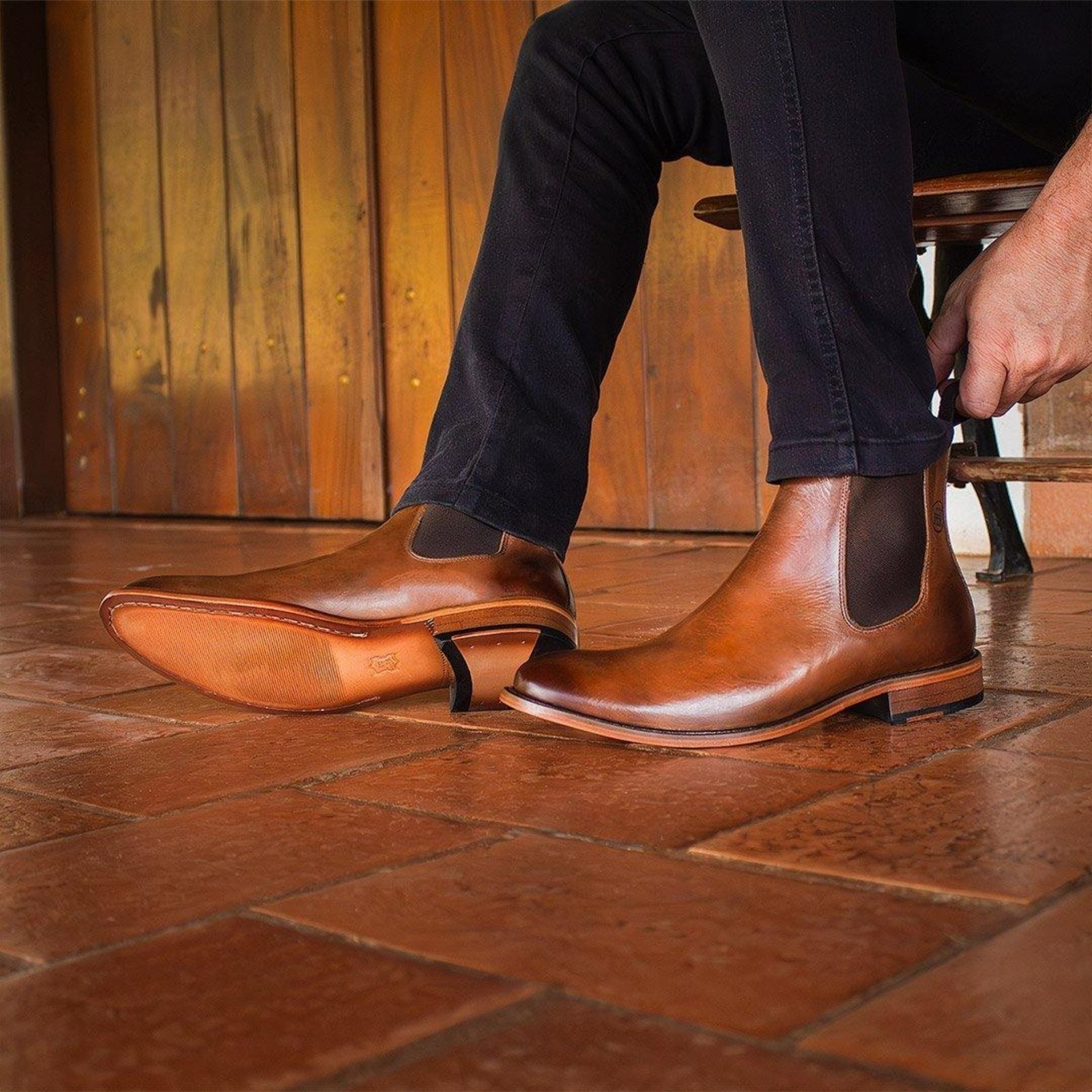 Imagem principal Bota Chelsea Masculina Solado Couro Look Stock Elegante Lookstock Botinas marrom